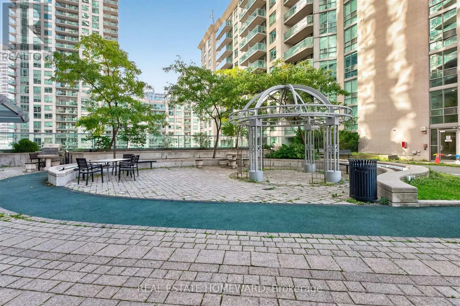 311 - 30 GRAND TRUNK CRESCENT