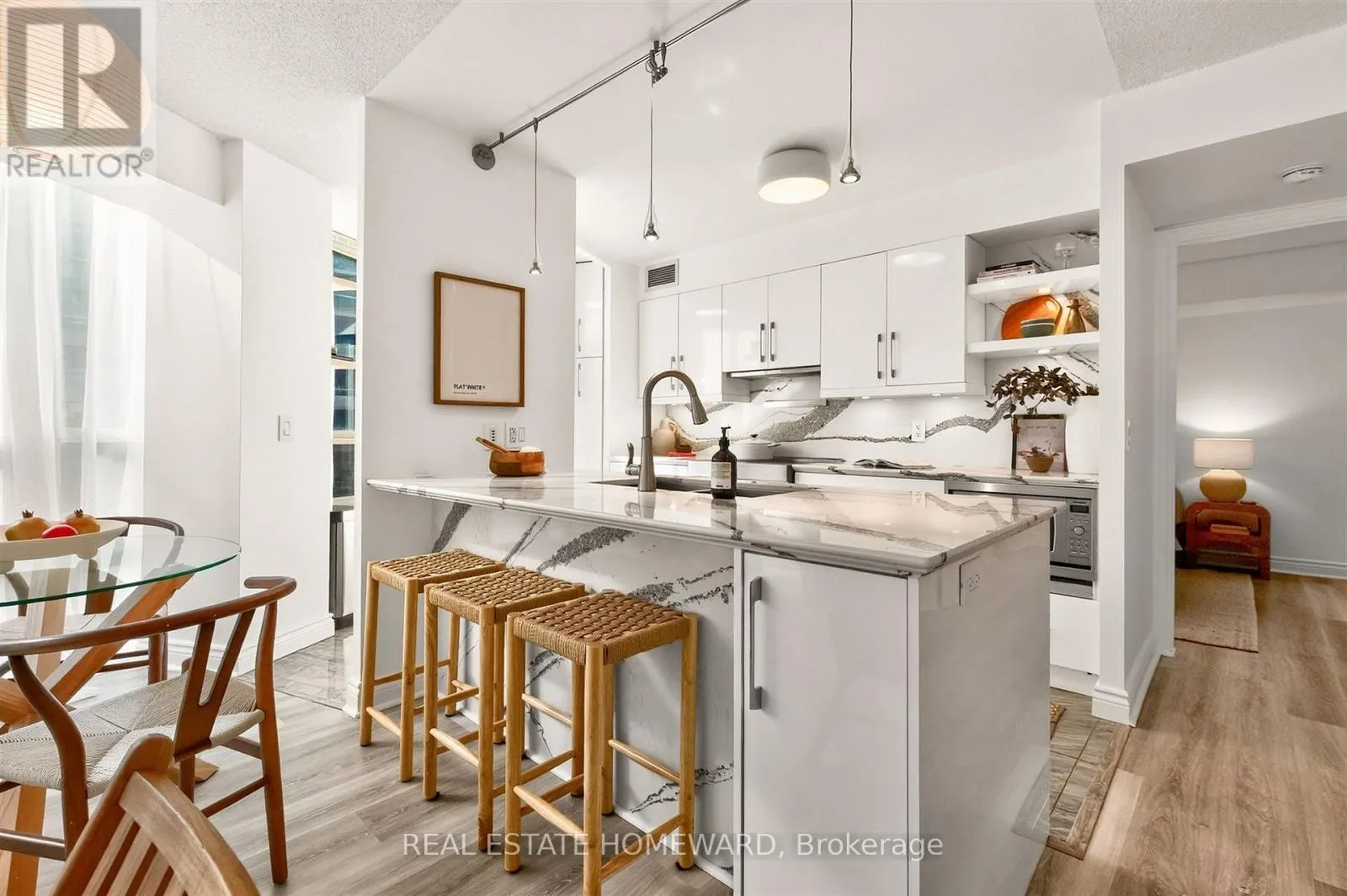 311 - 30 GRAND TRUNK CRESCENT