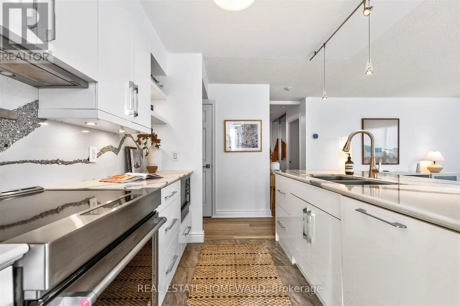 311 - 30 GRAND TRUNK CRESCENT