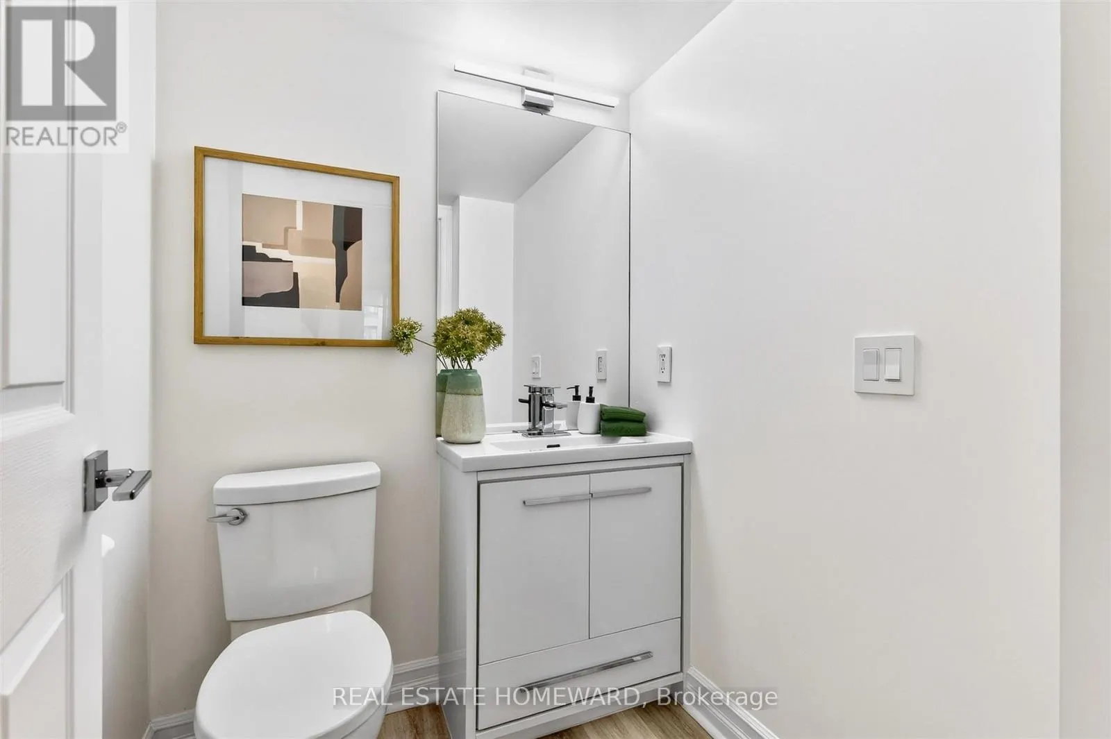 311 - 30 GRAND TRUNK CRESCENT