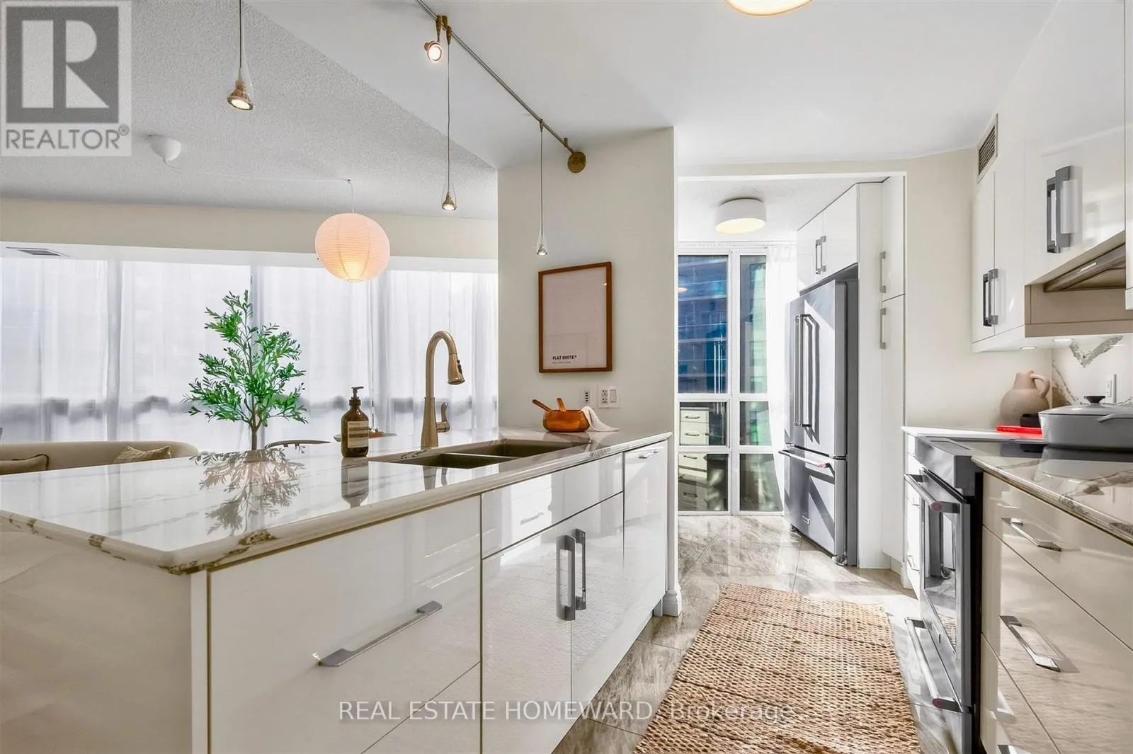 311 - 30 GRAND TRUNK CRESCENT