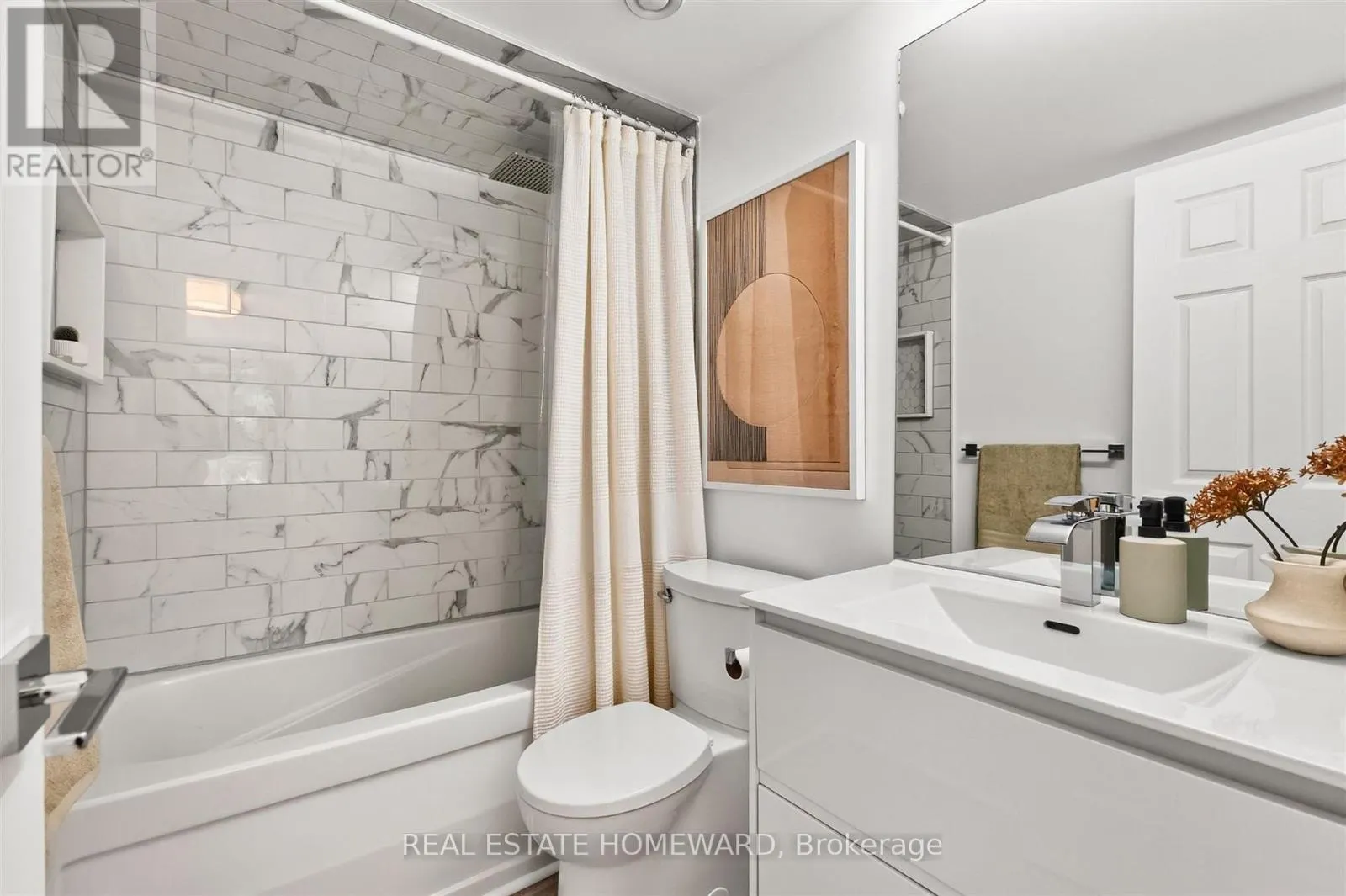 311 - 30 GRAND TRUNK CRESCENT