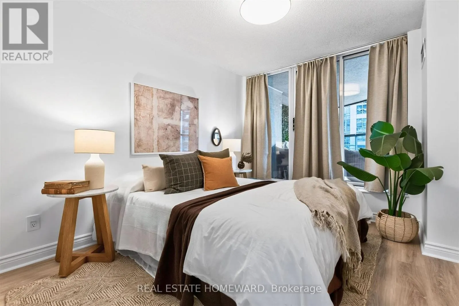 311 - 30 GRAND TRUNK CRESCENT