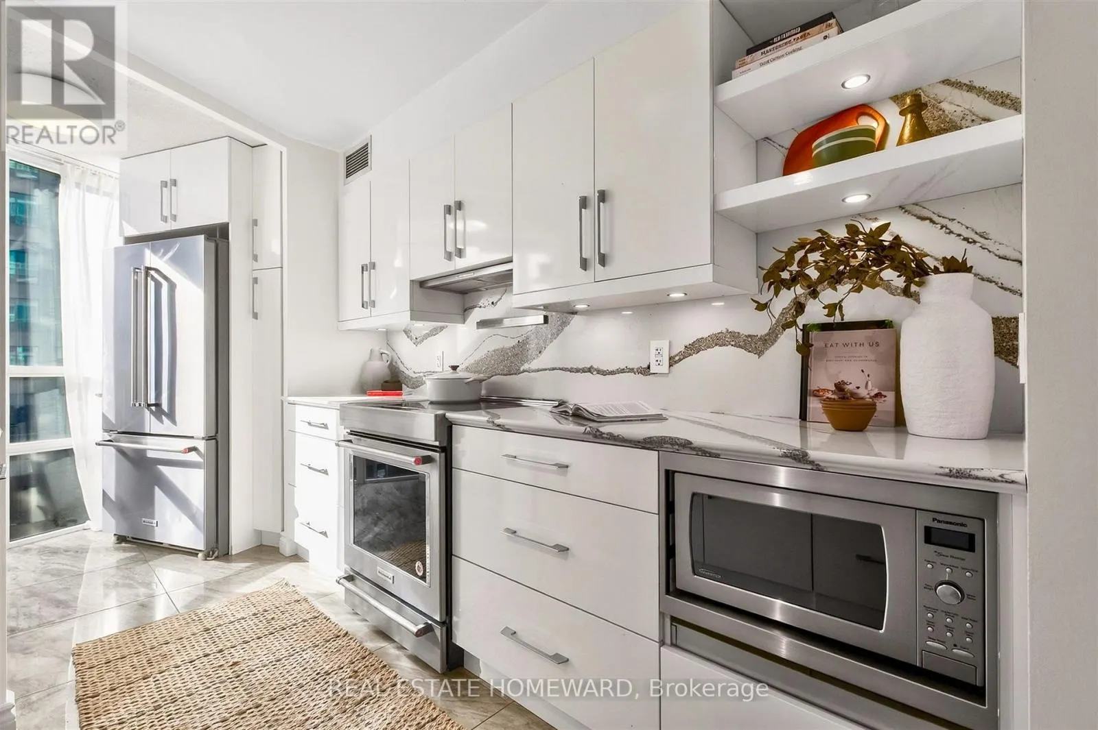 311 - 30 GRAND TRUNK CRESCENT