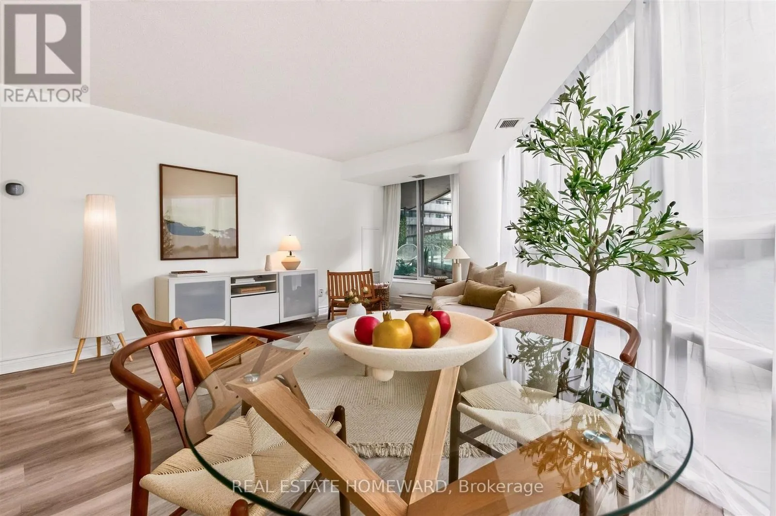 311 - 30 GRAND TRUNK CRESCENT