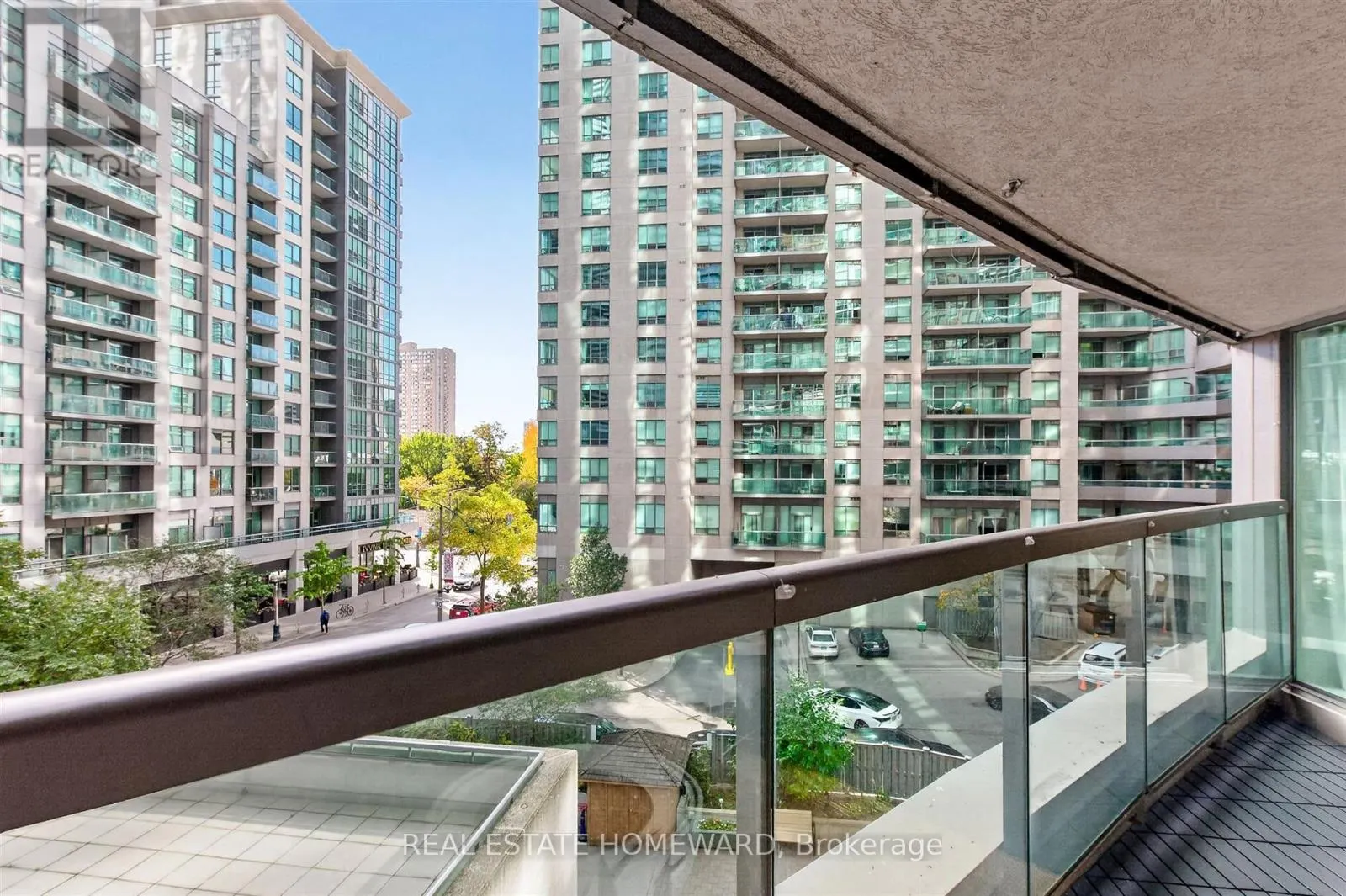 311 - 30 GRAND TRUNK CRESCENT