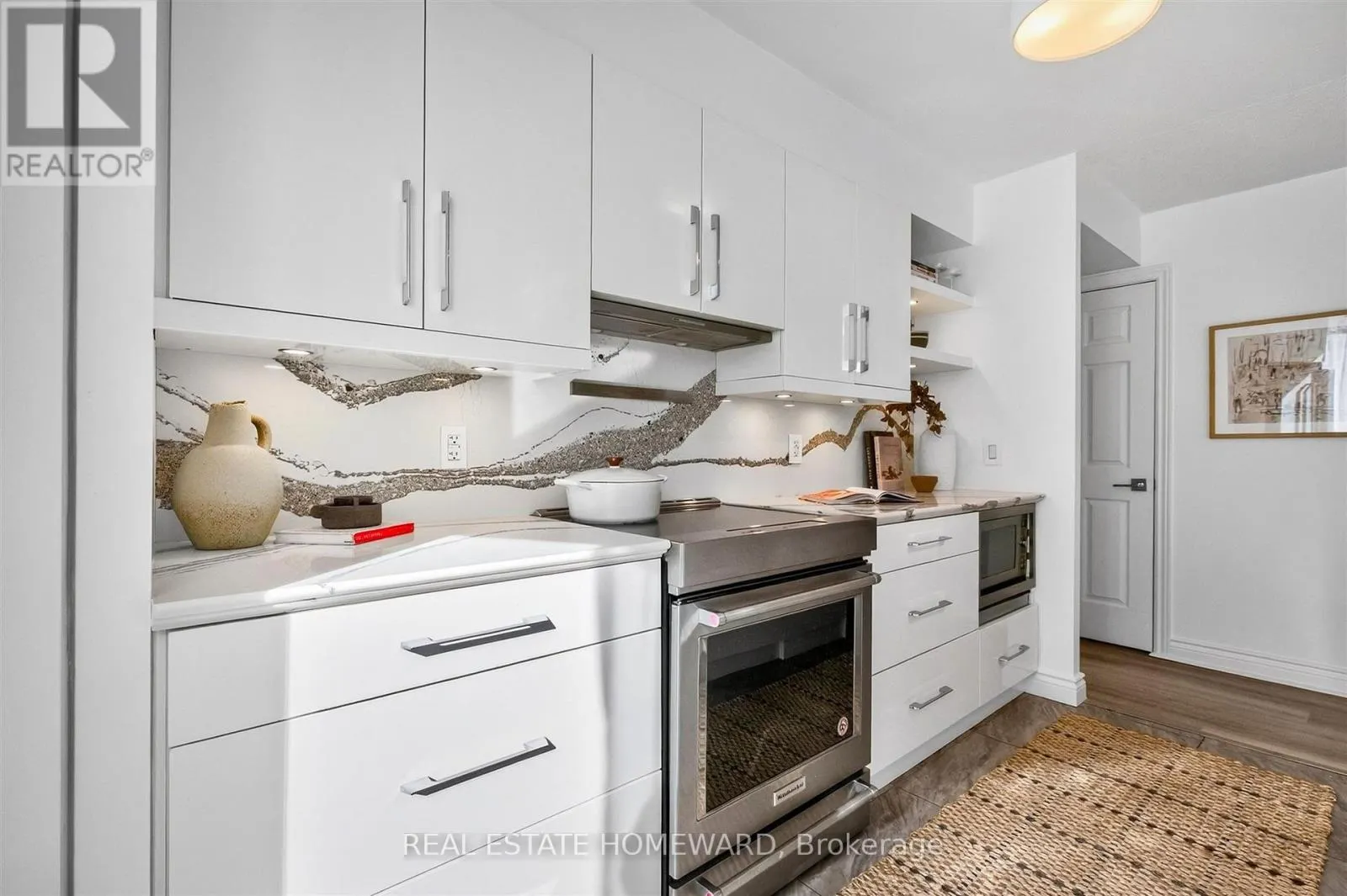 311 - 30 GRAND TRUNK CRESCENT