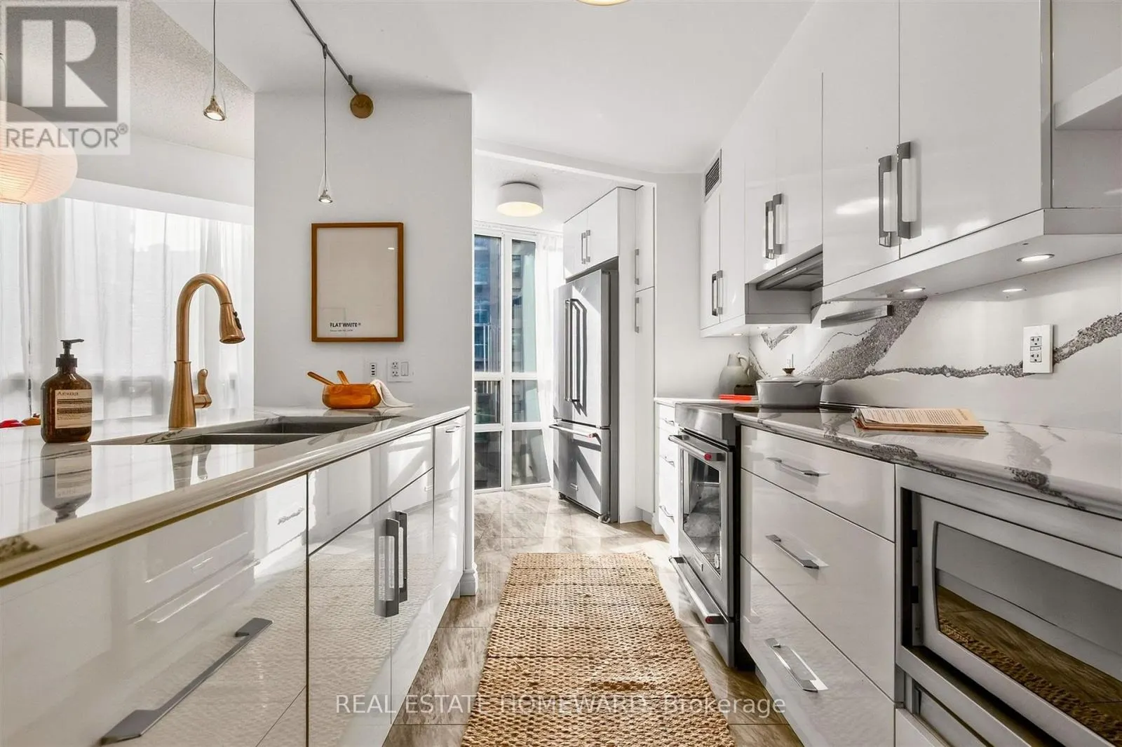 311 - 30 GRAND TRUNK CRESCENT