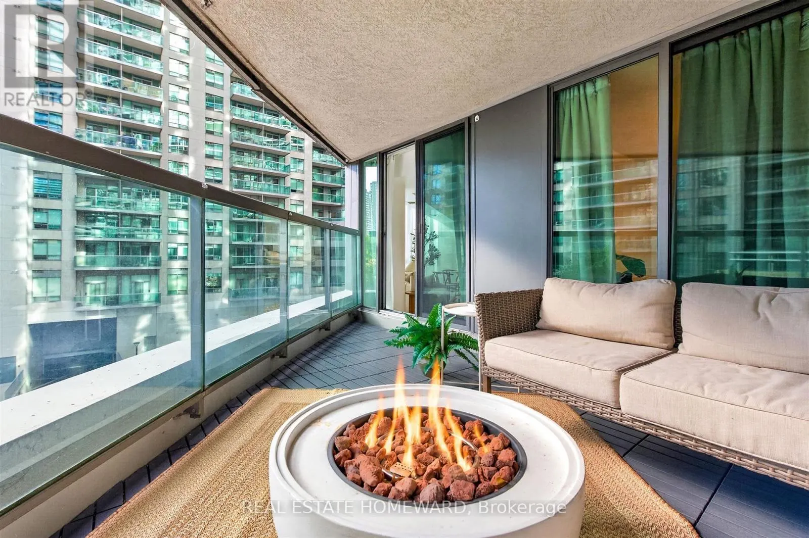 311 - 30 GRAND TRUNK CRESCENT