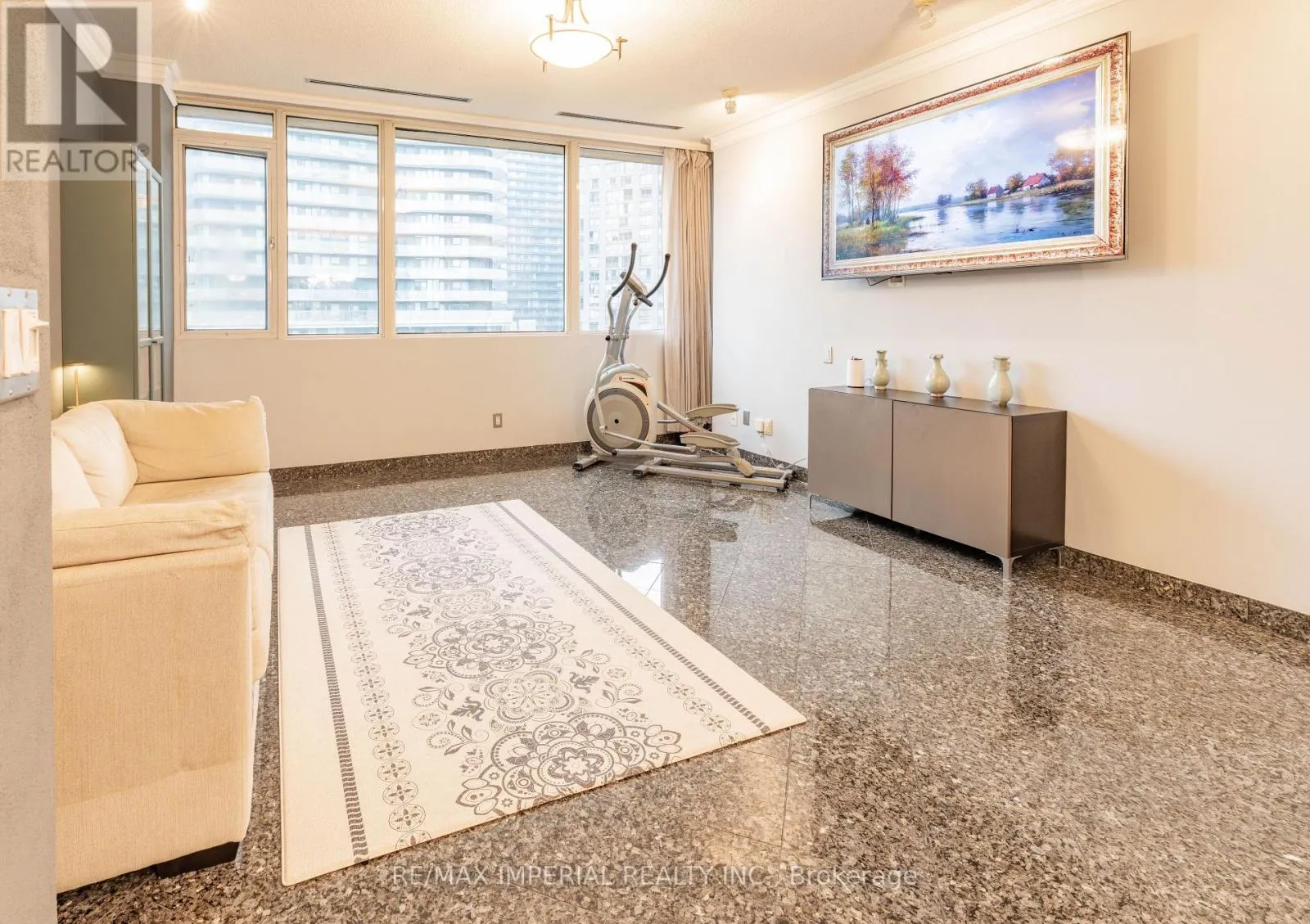 913 - 555 YONGE STREET
