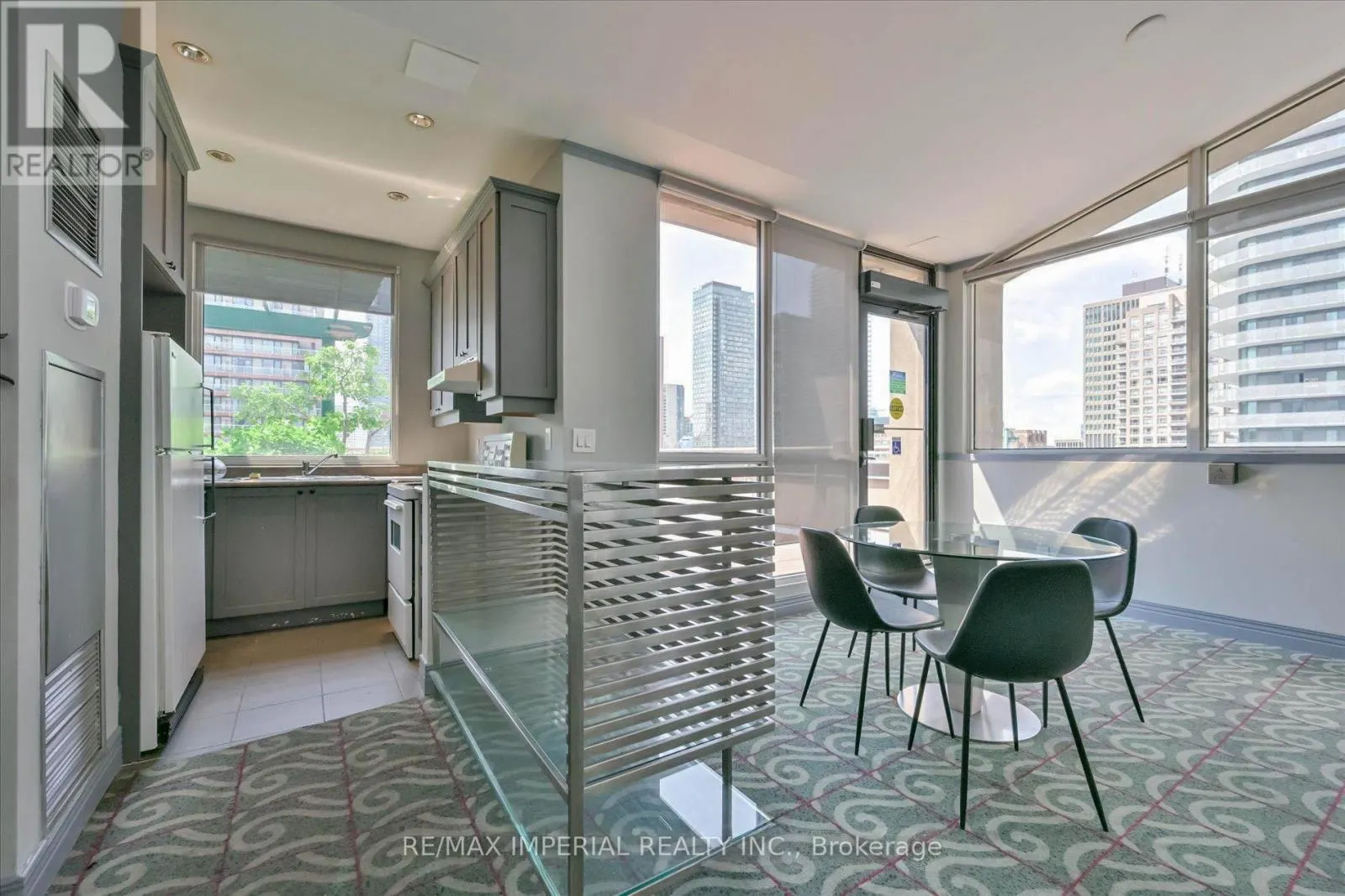 913 - 555 YONGE STREET