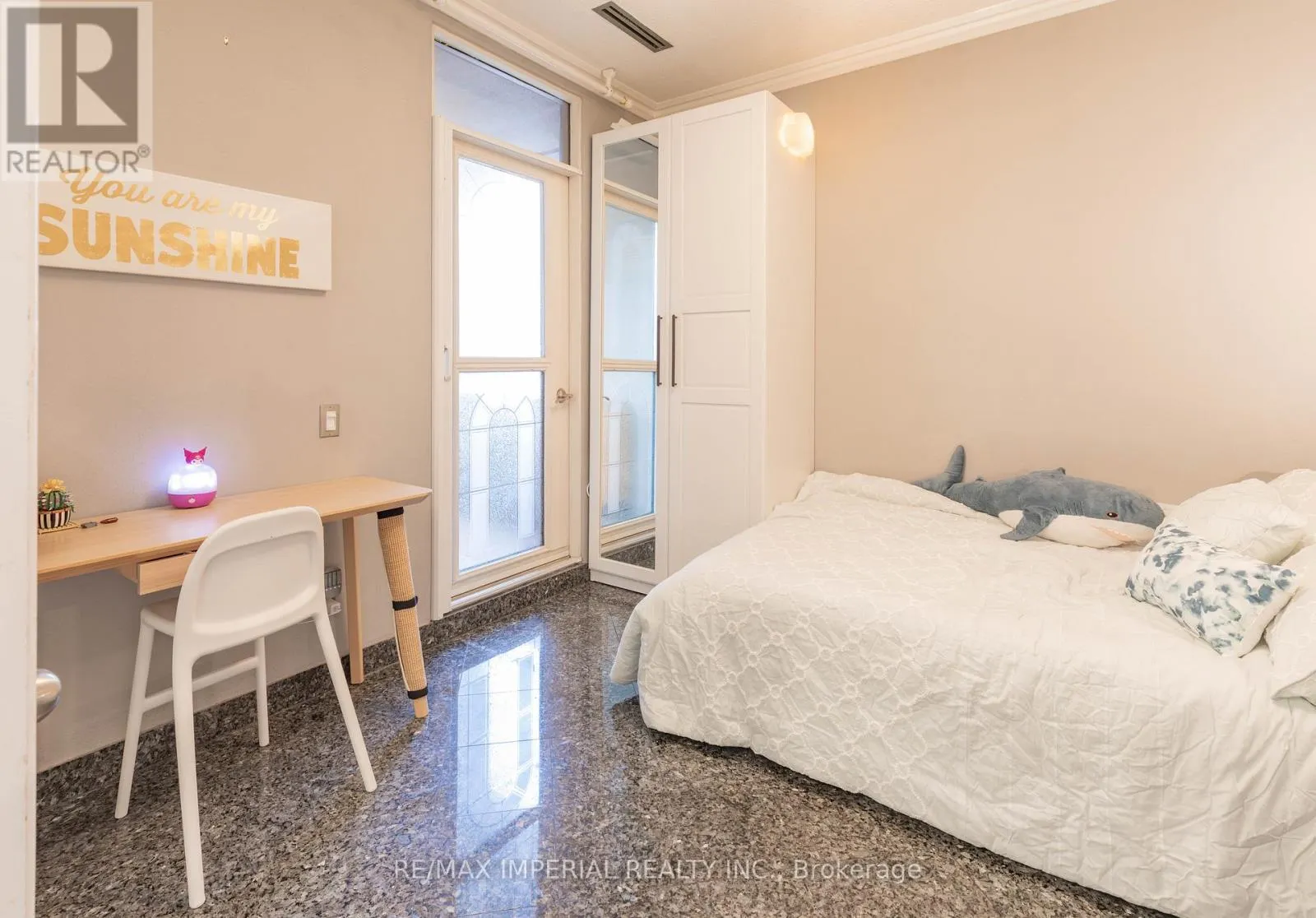913 - 555 YONGE STREET