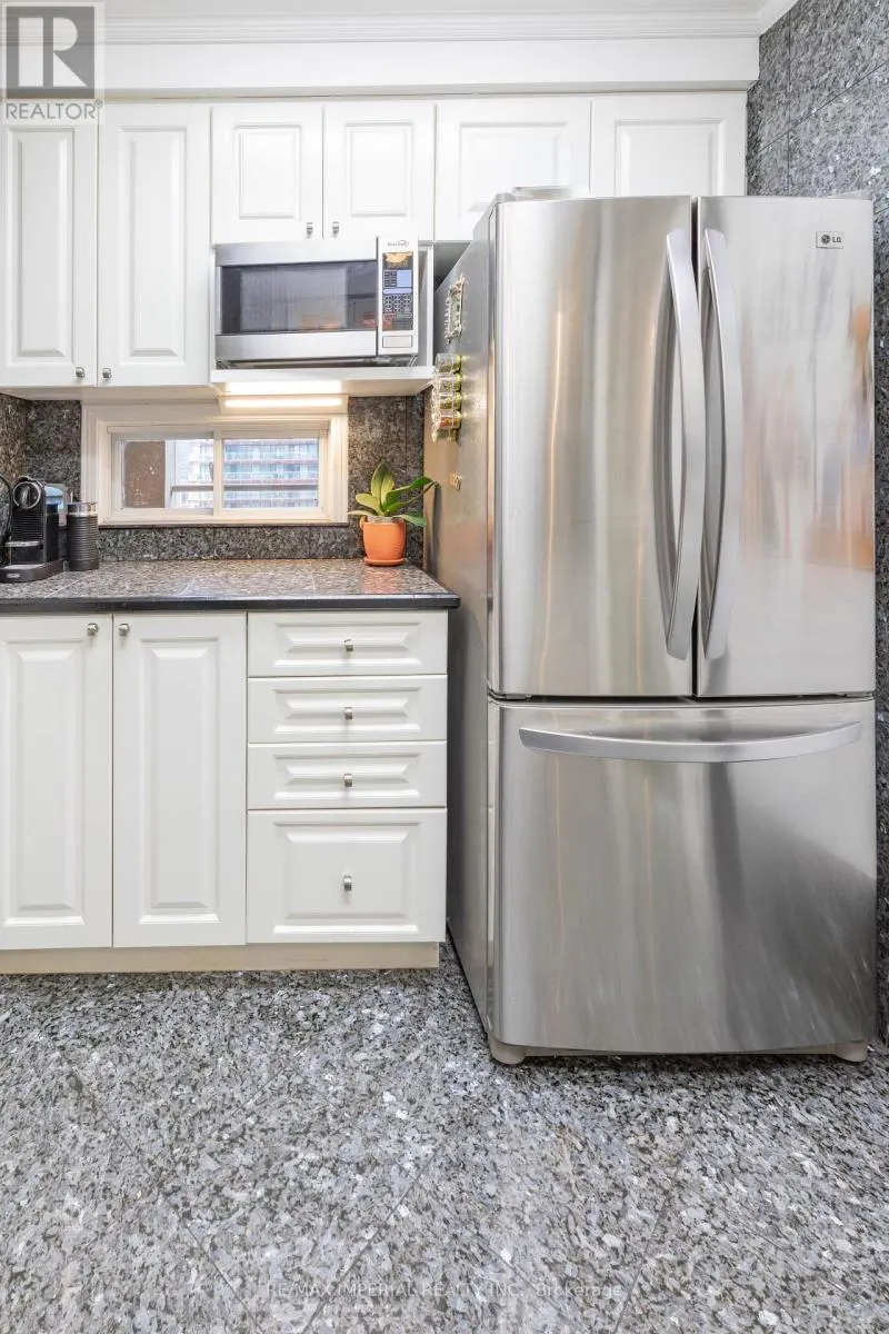 913 - 555 YONGE STREET