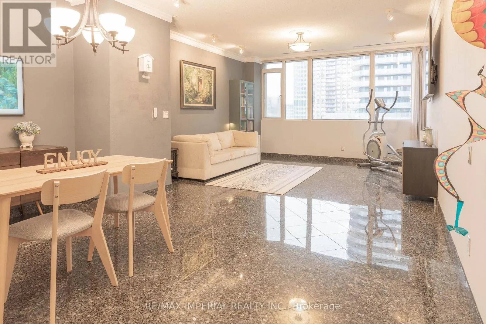 913 - 555 YONGE STREET