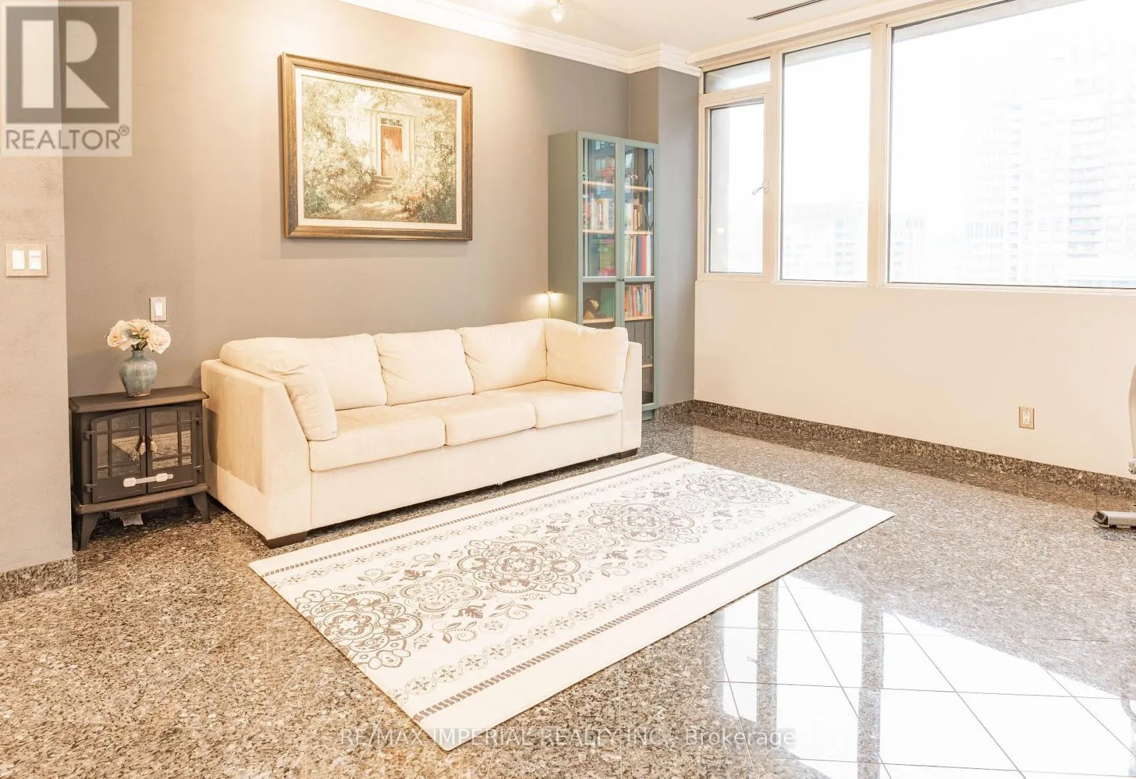 913 - 555 YONGE STREET