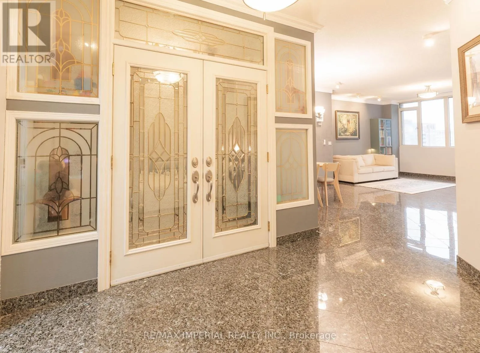 913 - 555 YONGE STREET