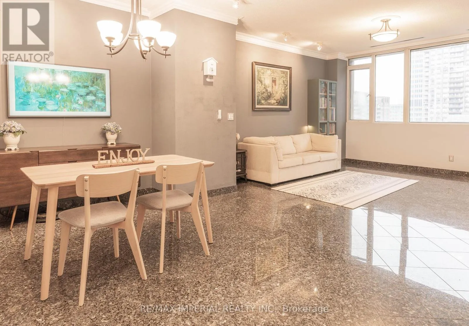 913 - 555 YONGE STREET