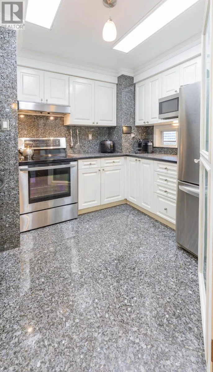 913 - 555 YONGE STREET
