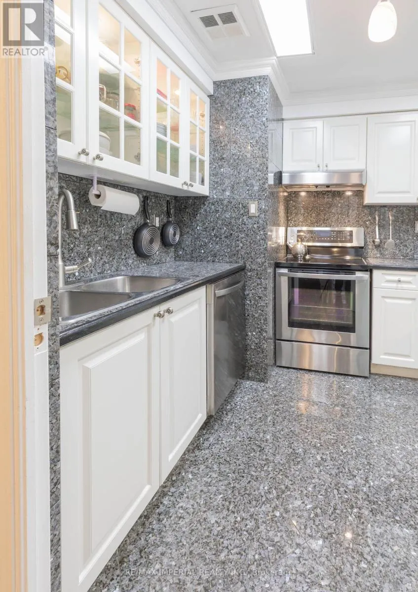 913 - 555 YONGE STREET
