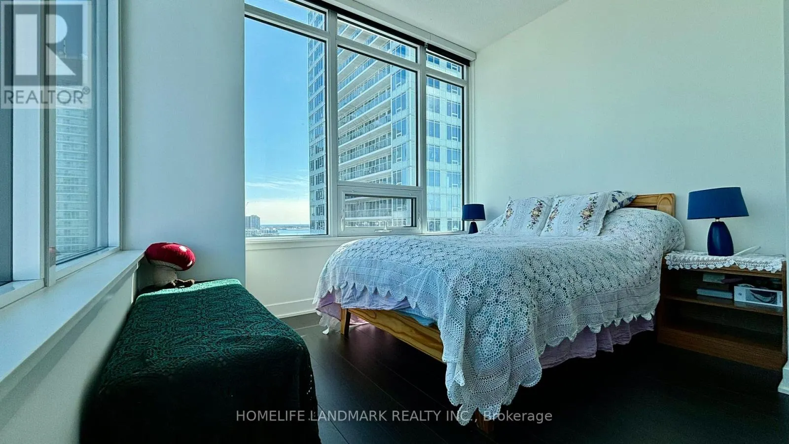18 - 19 BATHURST STREET