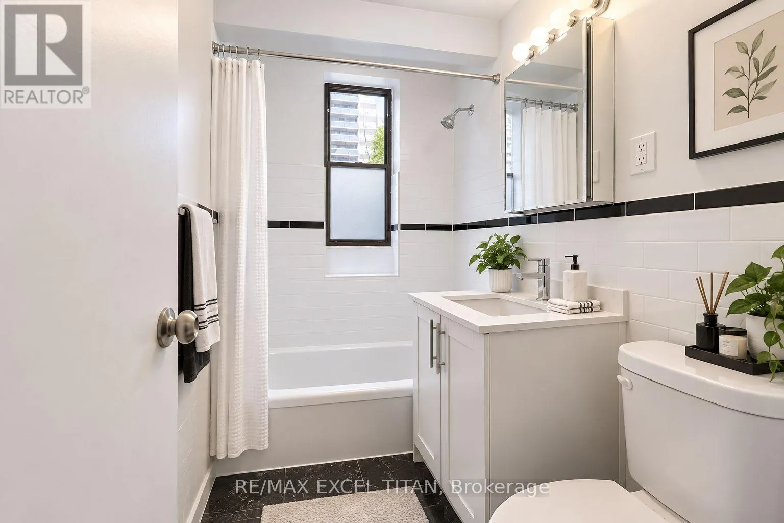 111 - 77 ERSKINE AVENUE