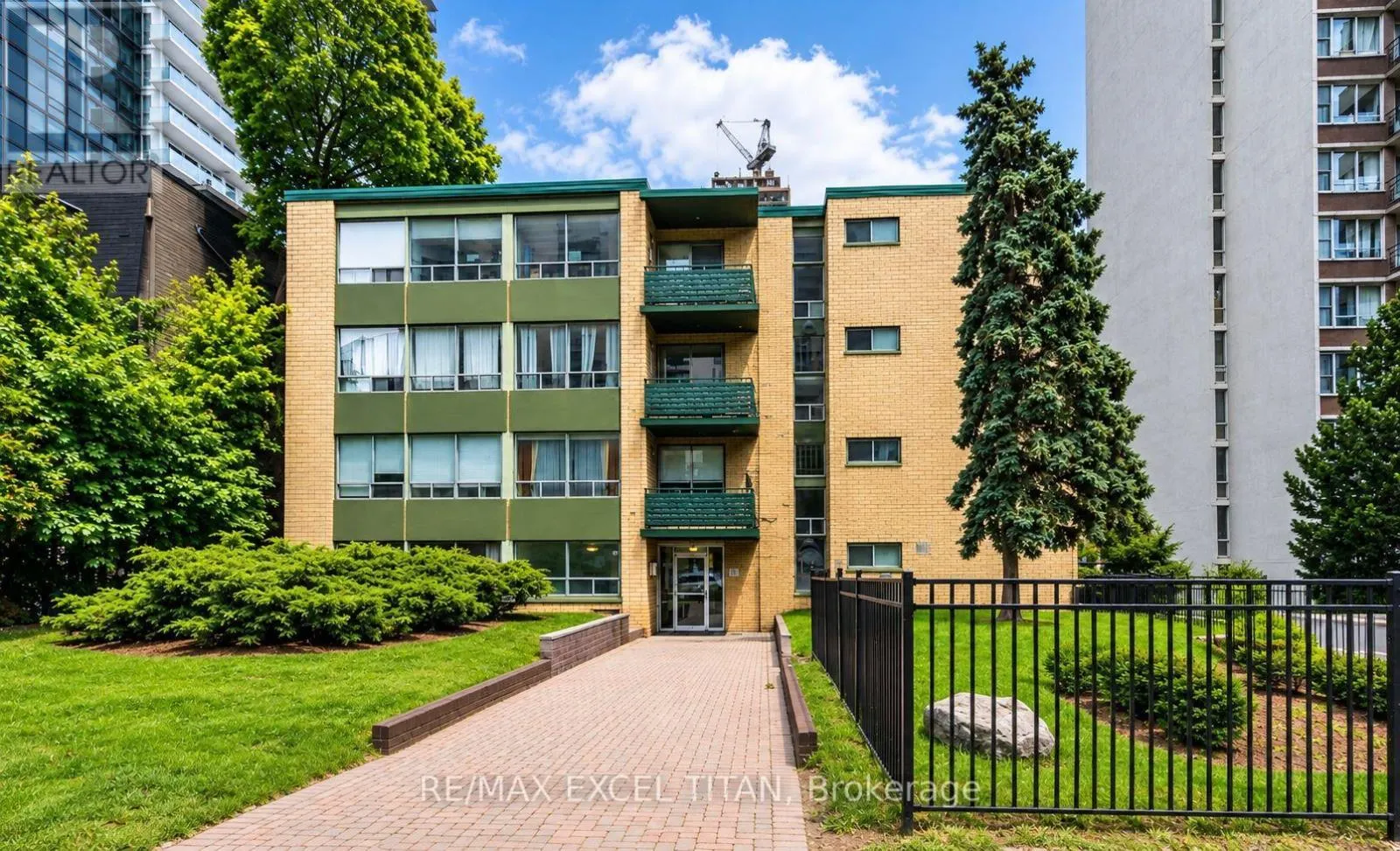 111 - 77 ERSKINE AVENUE