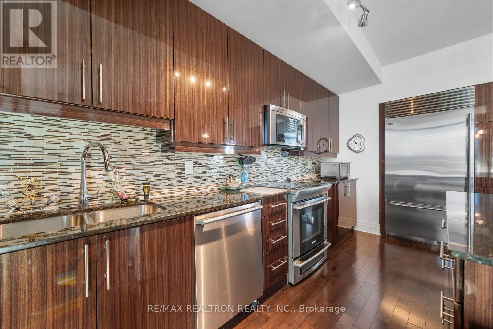 1108 - 525 WILSON AVENUE