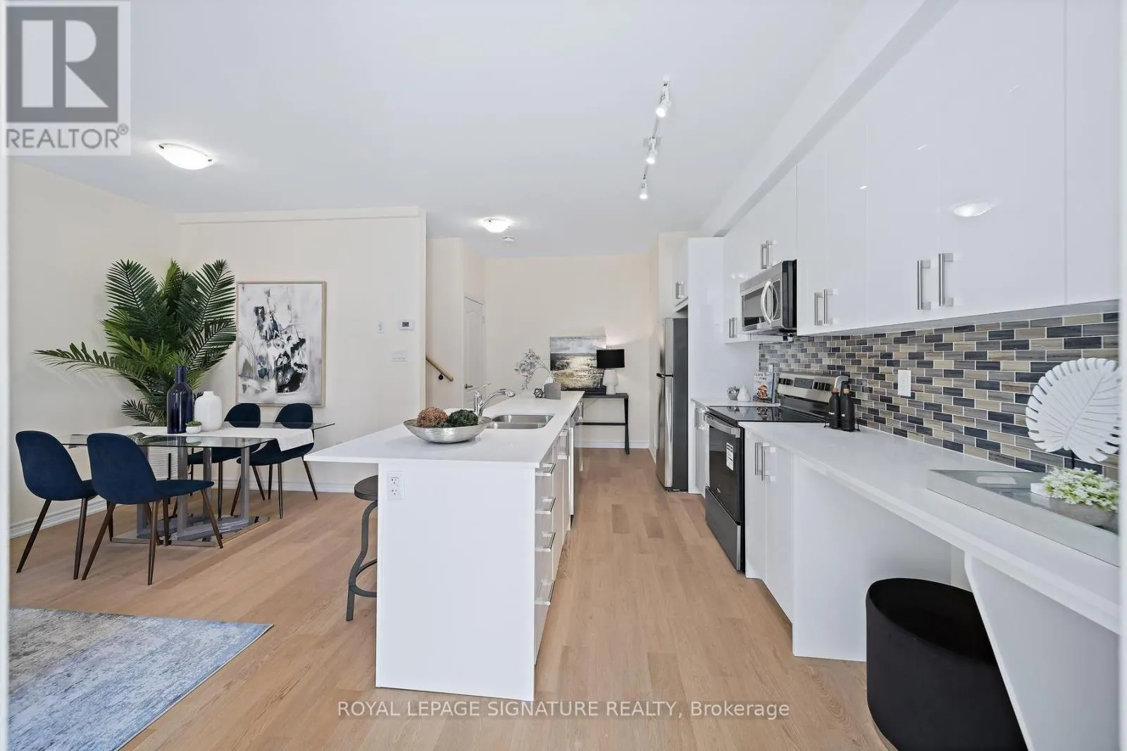 42 - 30 CURLEW DRIVE