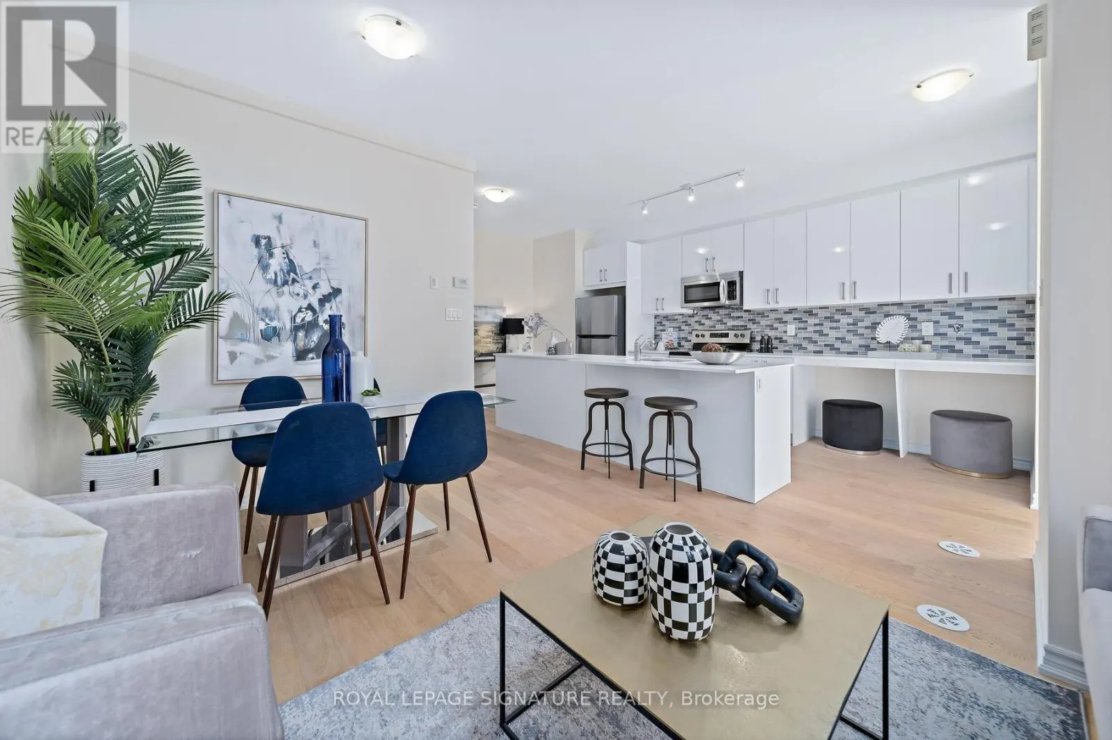42 - 30 CURLEW DRIVE