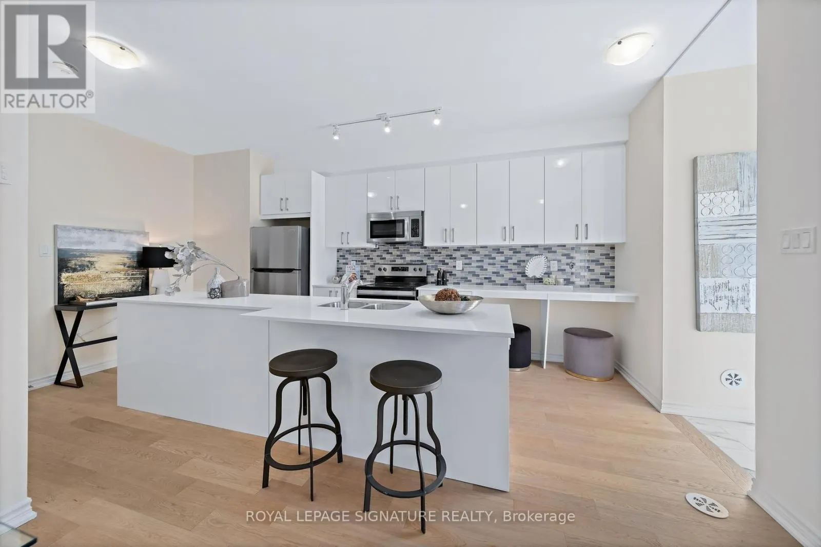 42 - 30 CURLEW DRIVE