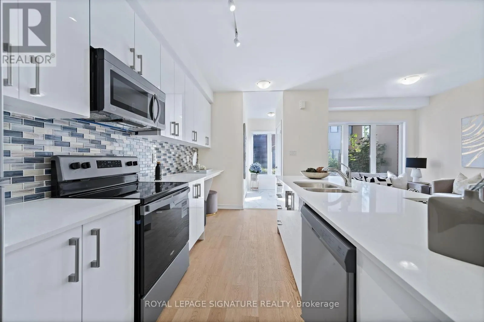 42 - 30 CURLEW DRIVE