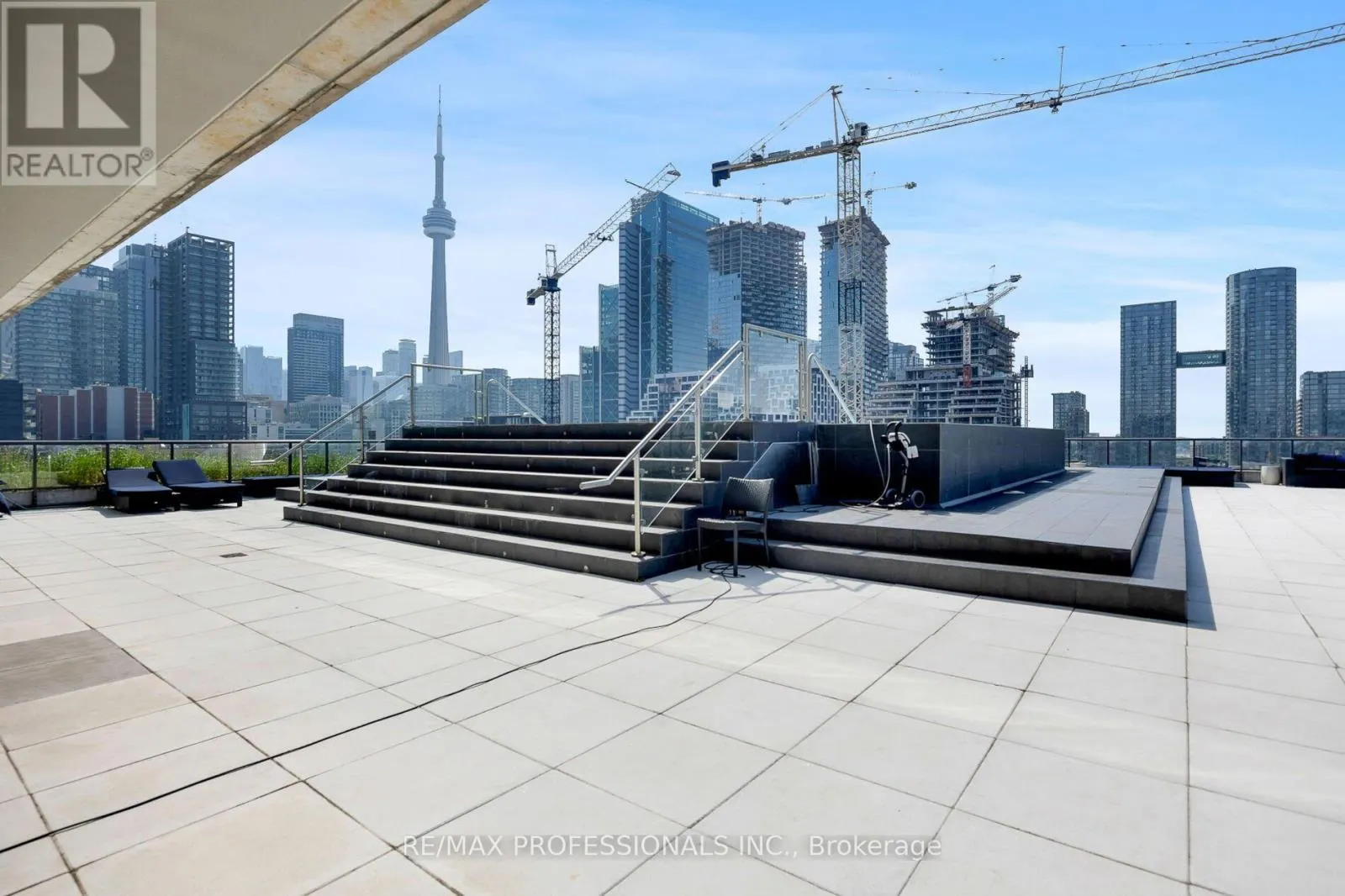 226 - 560 KING STREET W