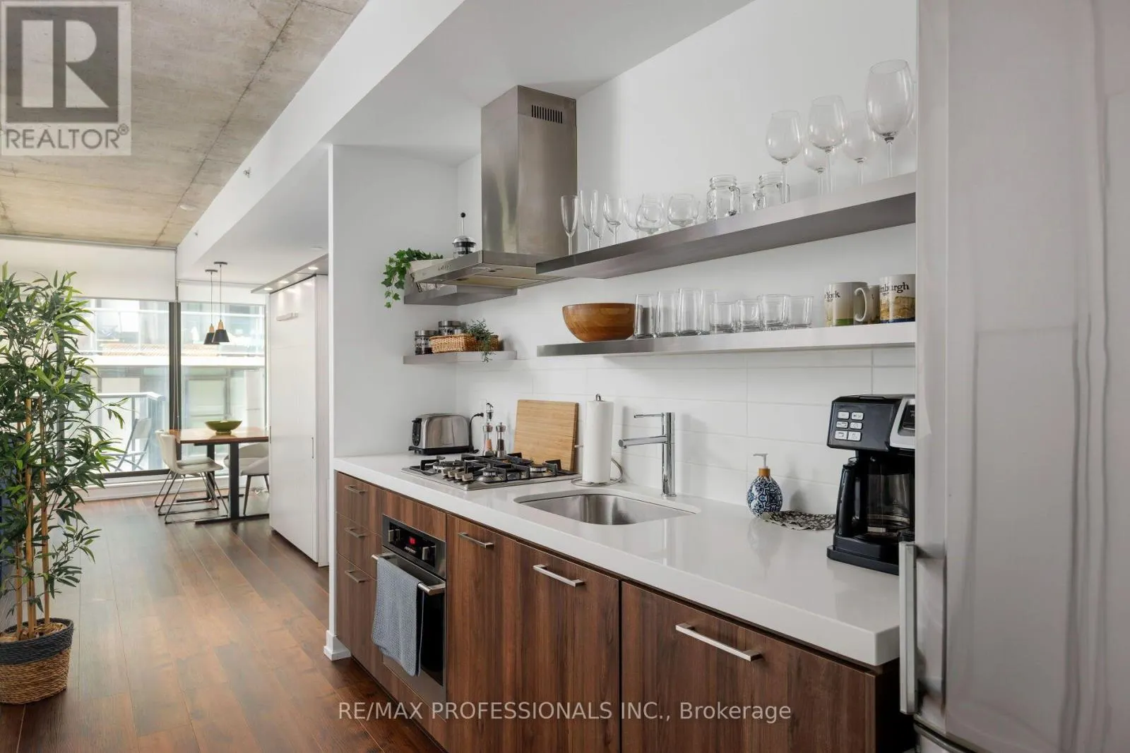 226 - 560 KING STREET W