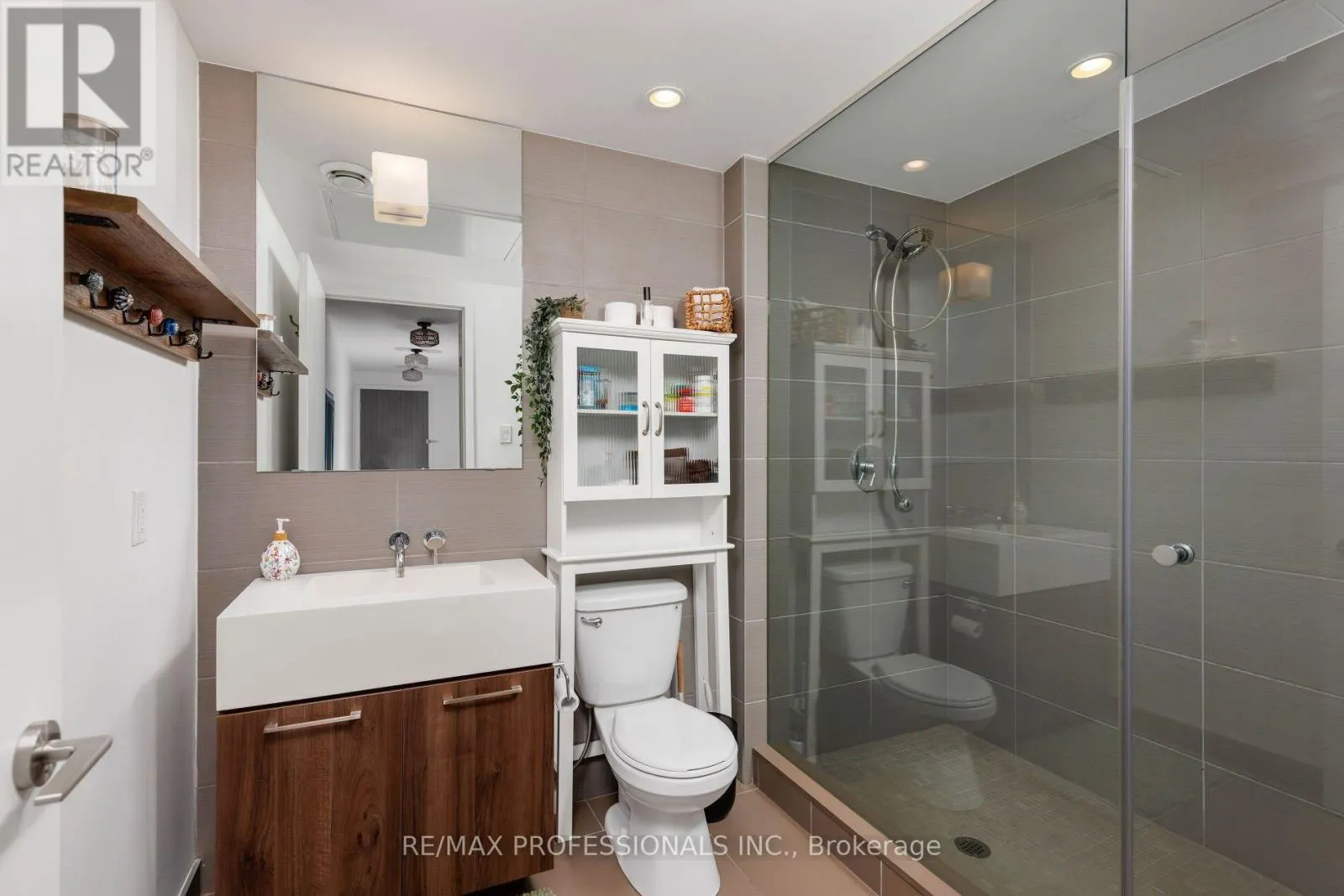 226 - 560 KING STREET W