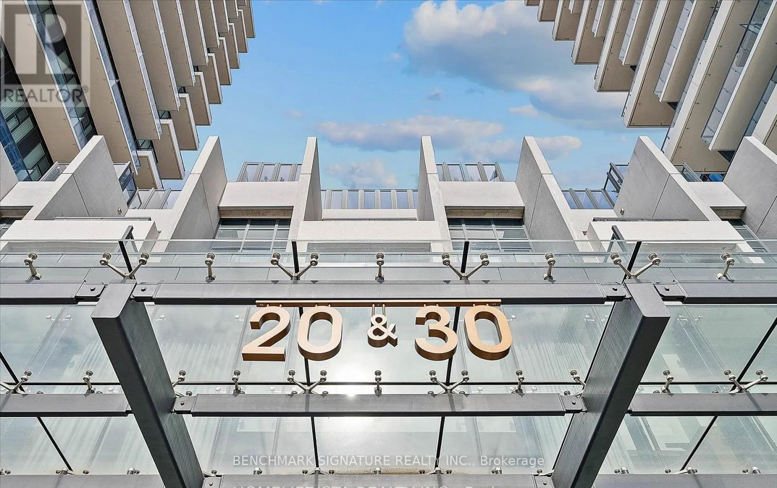 206 - 30 INN ON THE PARK DRIVE