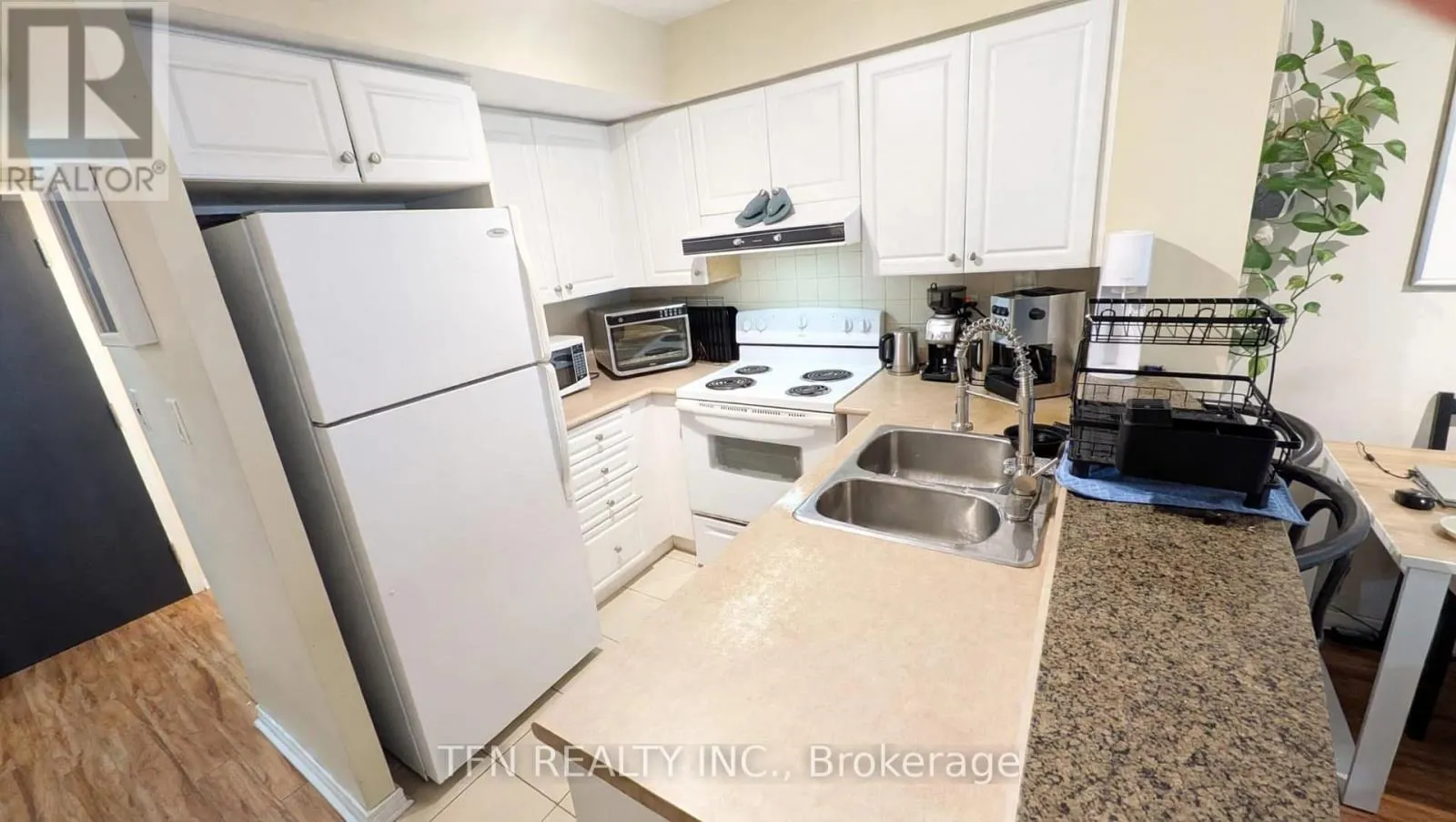 913 - 230 KING STREET E