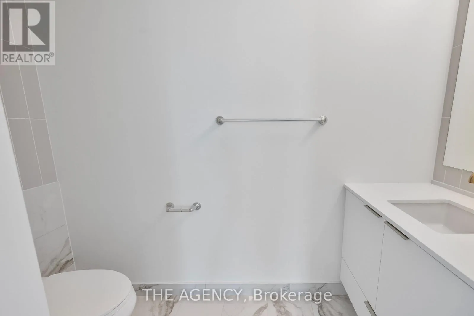 PH01 - 327 KING STREET W