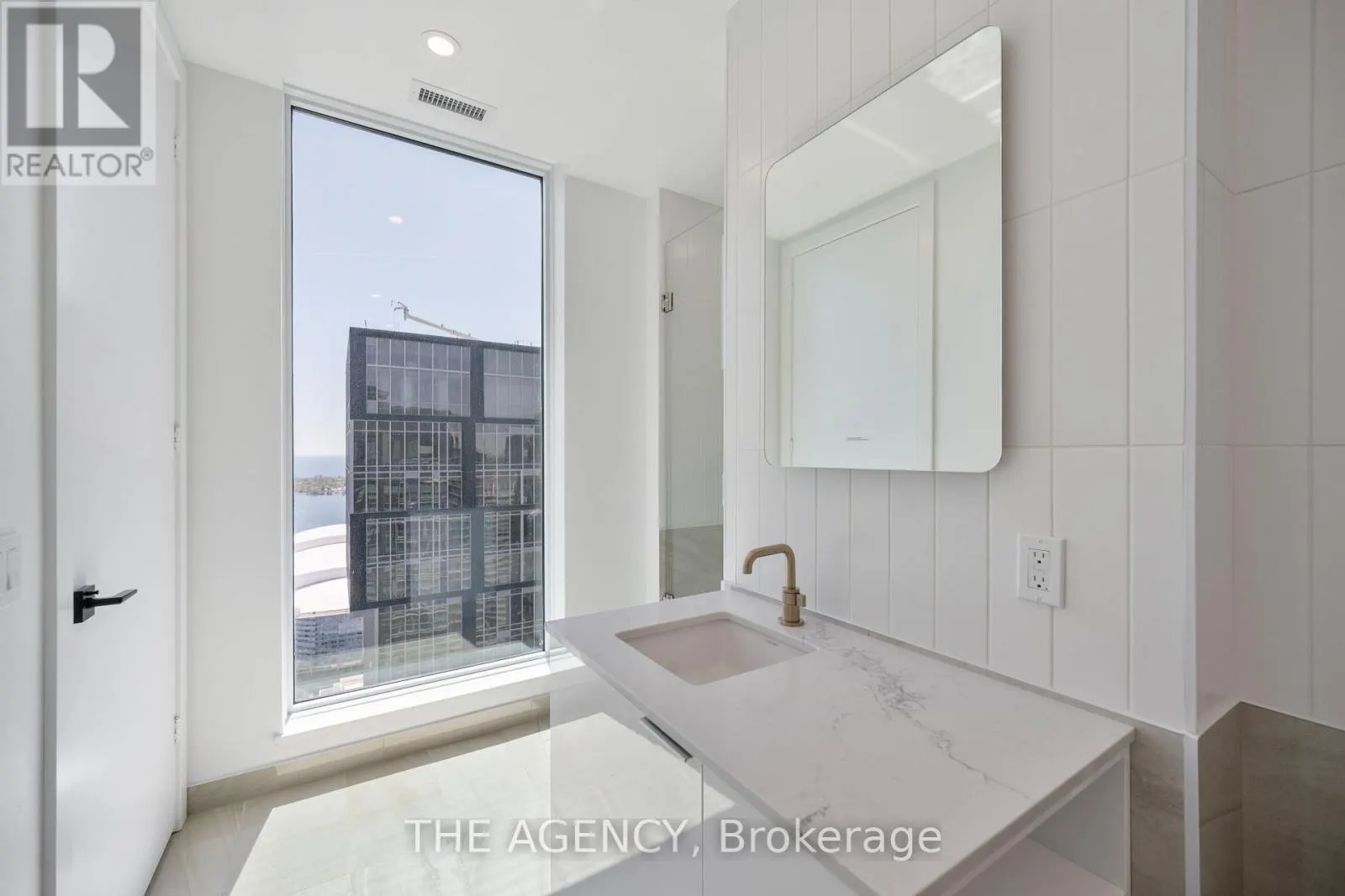 PH01 - 327 KING STREET W