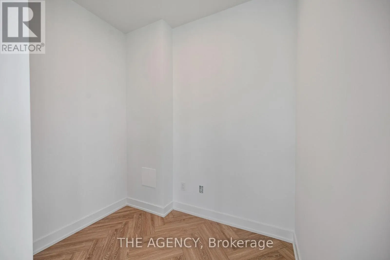 PH05 - 327 KING STREET W
