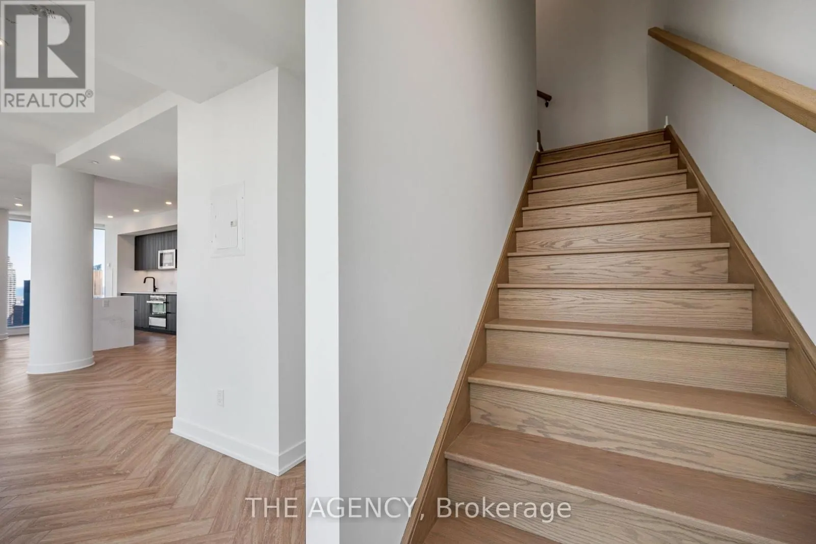 PH05 - 327 KING STREET W