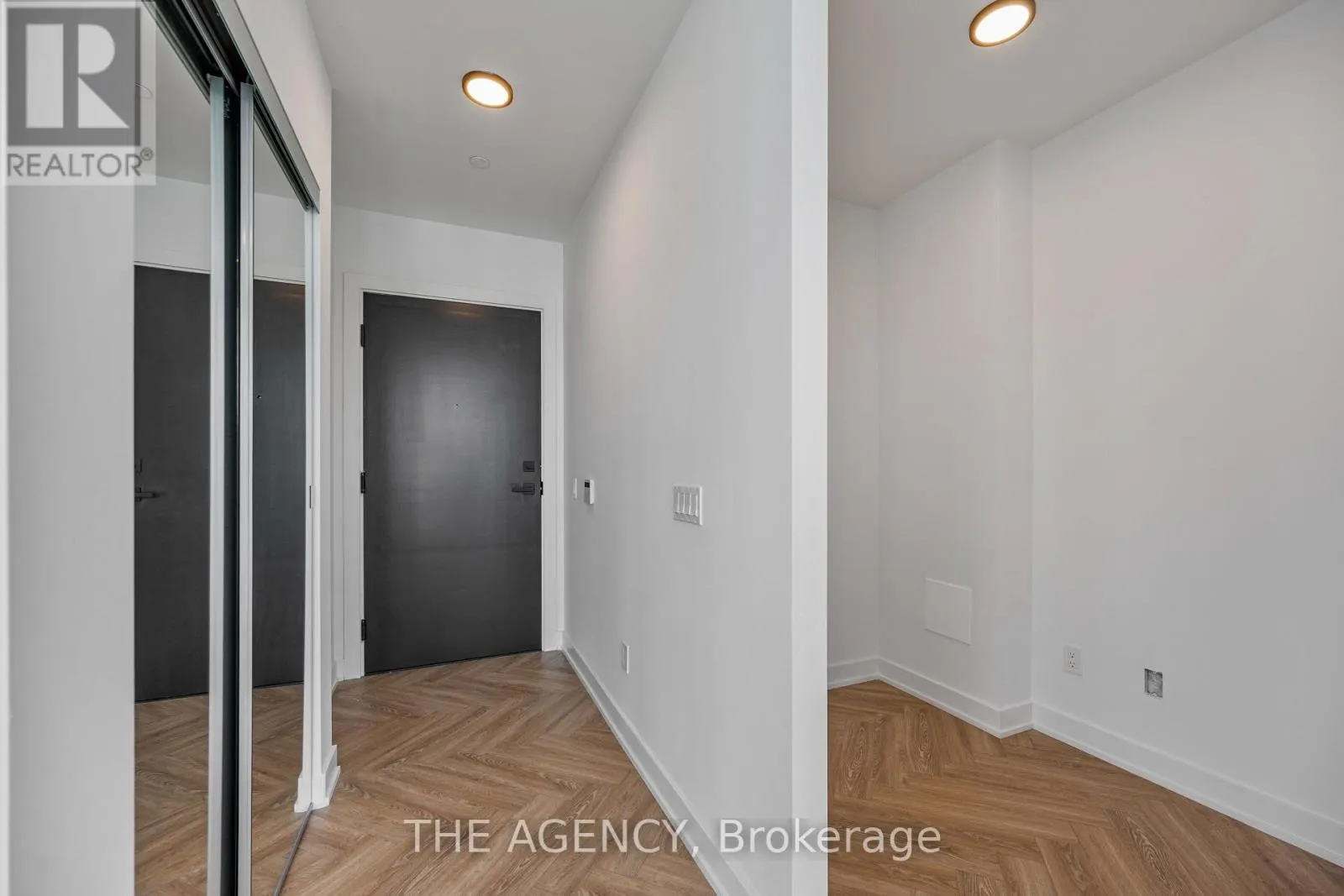 PH05 - 327 KING STREET W