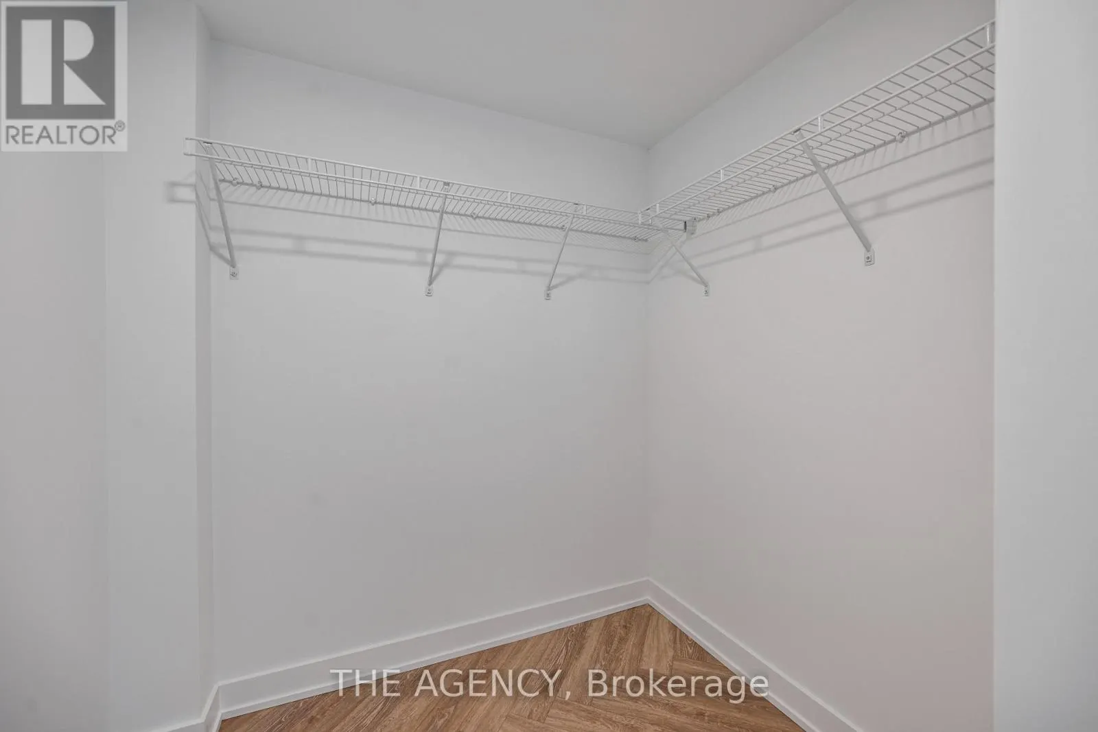PH05 - 327 KING STREET W