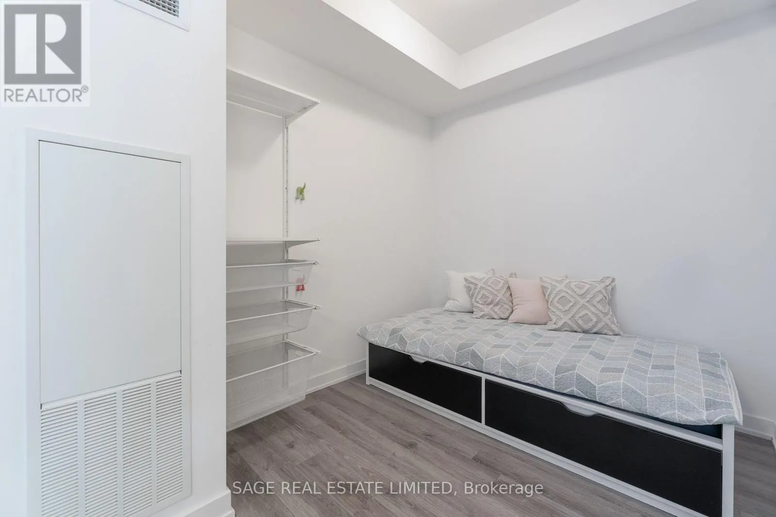 519 - 50 BRUYERES MEWS