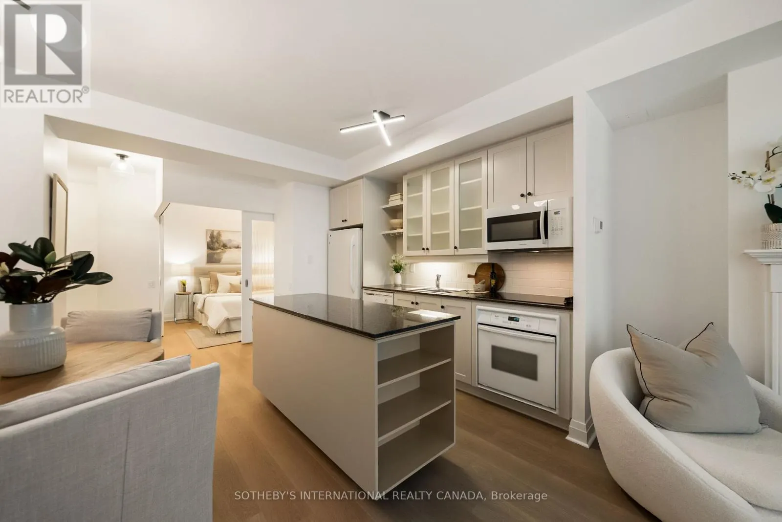 913 - 20 SCRIVENER SQUARE