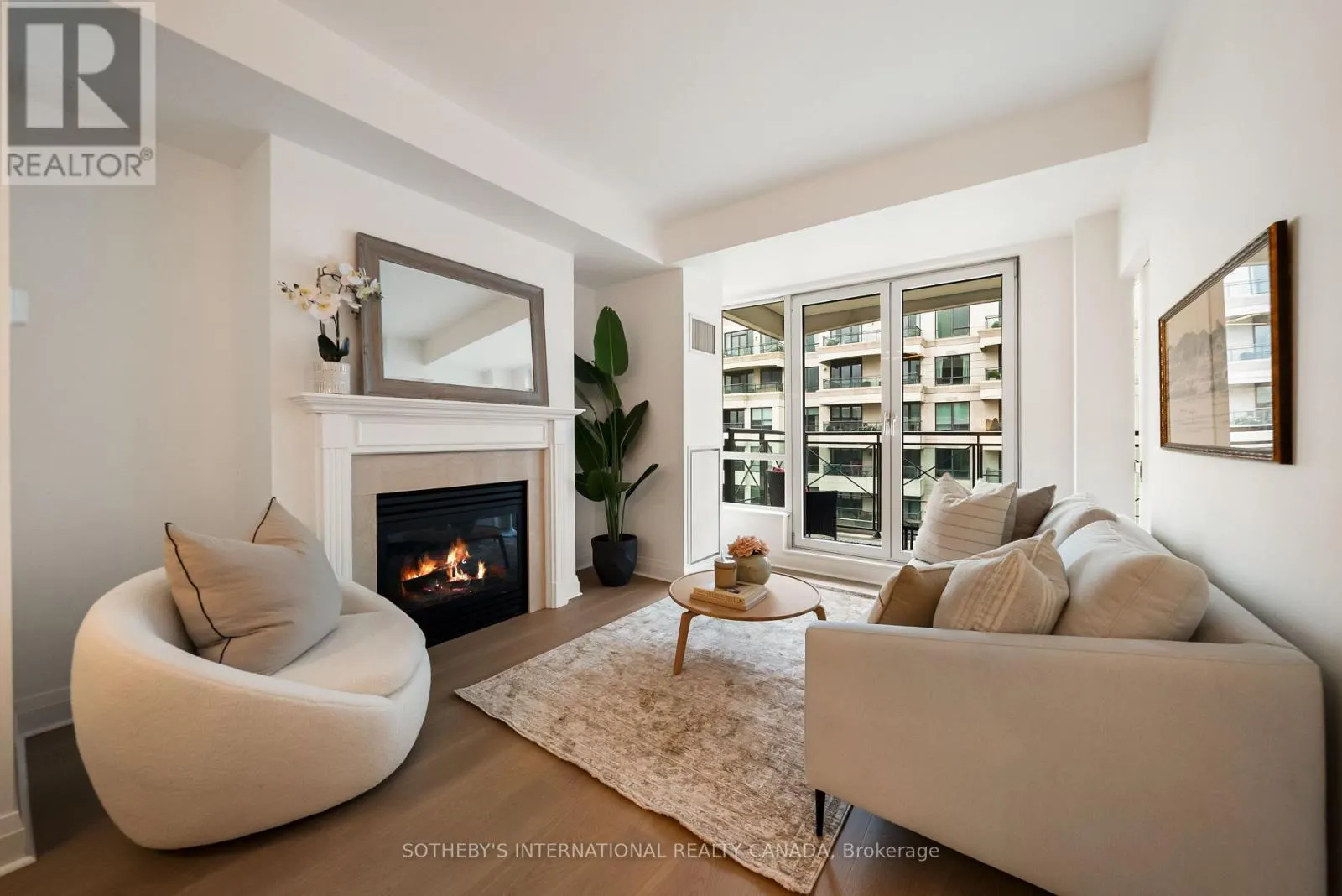 913 - 20 SCRIVENER SQUARE