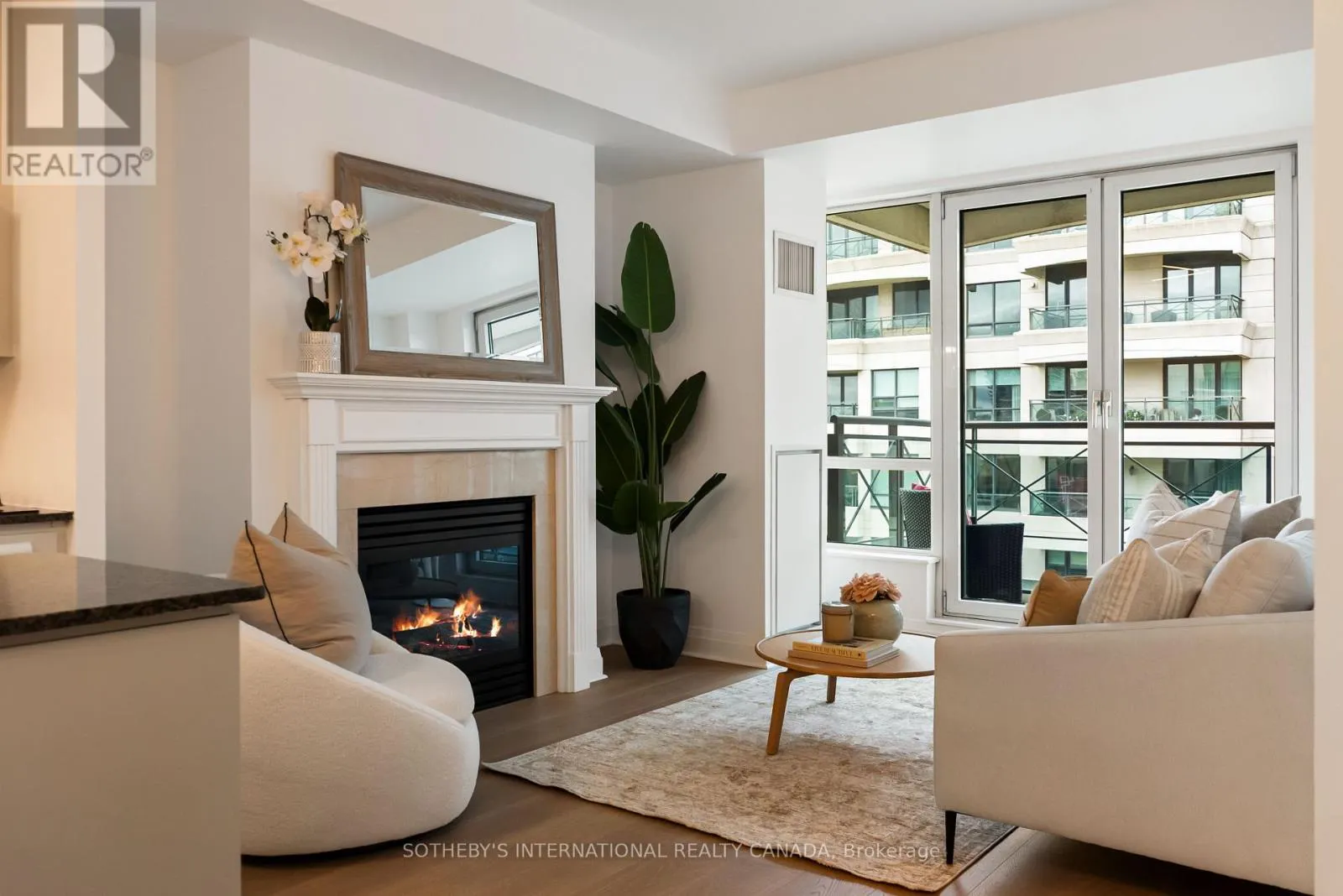913 - 20 SCRIVENER SQUARE