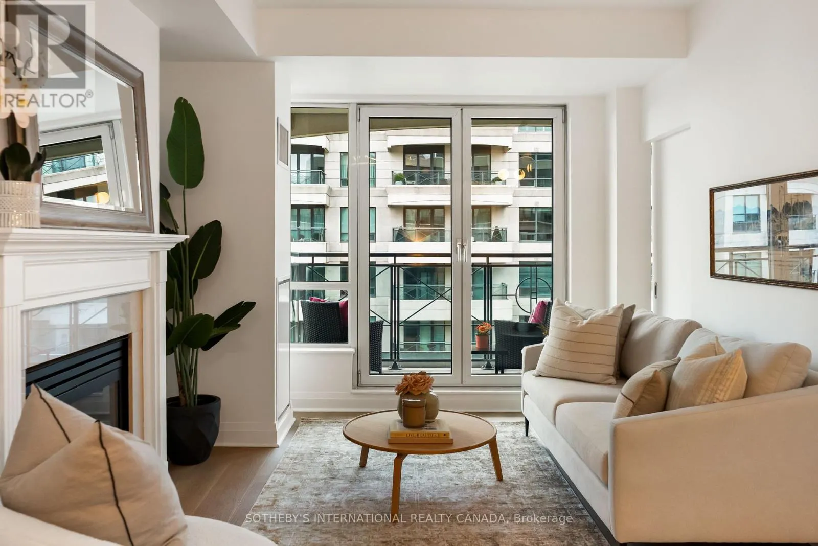 913 - 20 SCRIVENER SQUARE