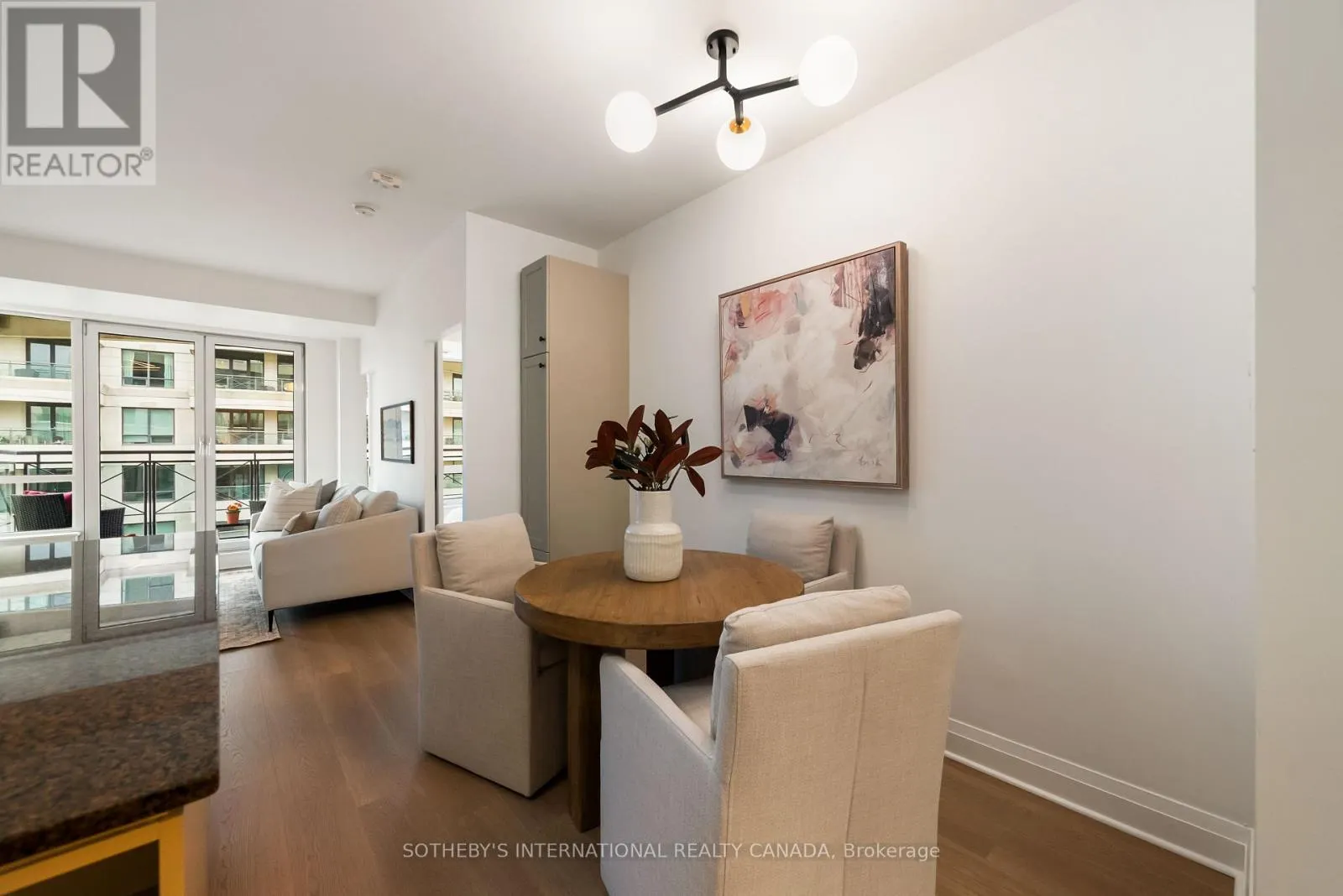 913 - 20 SCRIVENER SQUARE