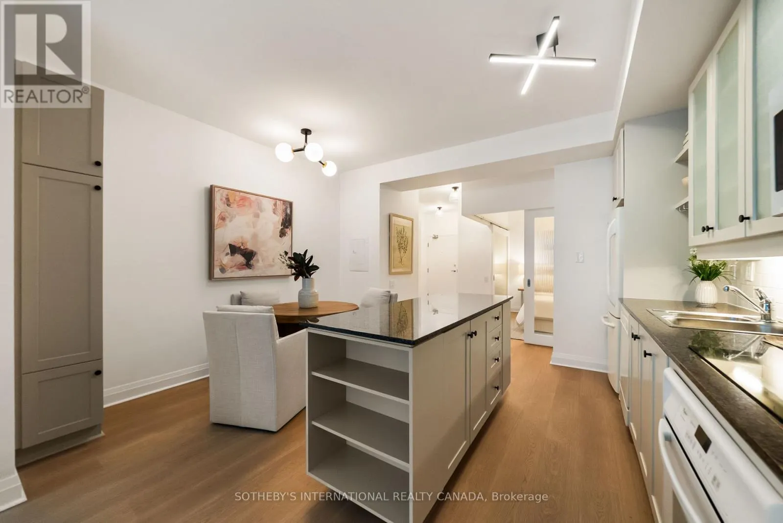 913 - 20 SCRIVENER SQUARE