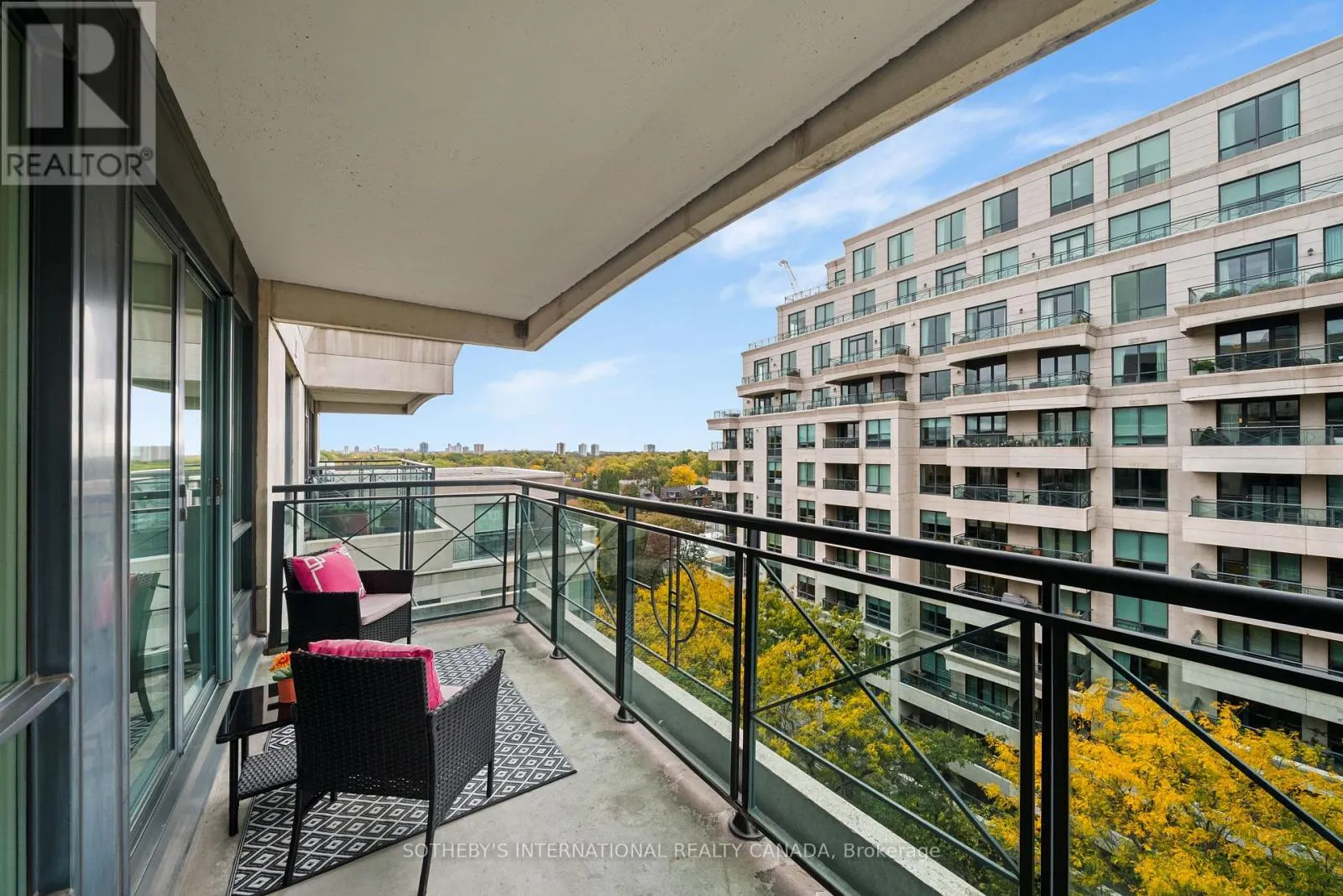 913 - 20 SCRIVENER SQUARE